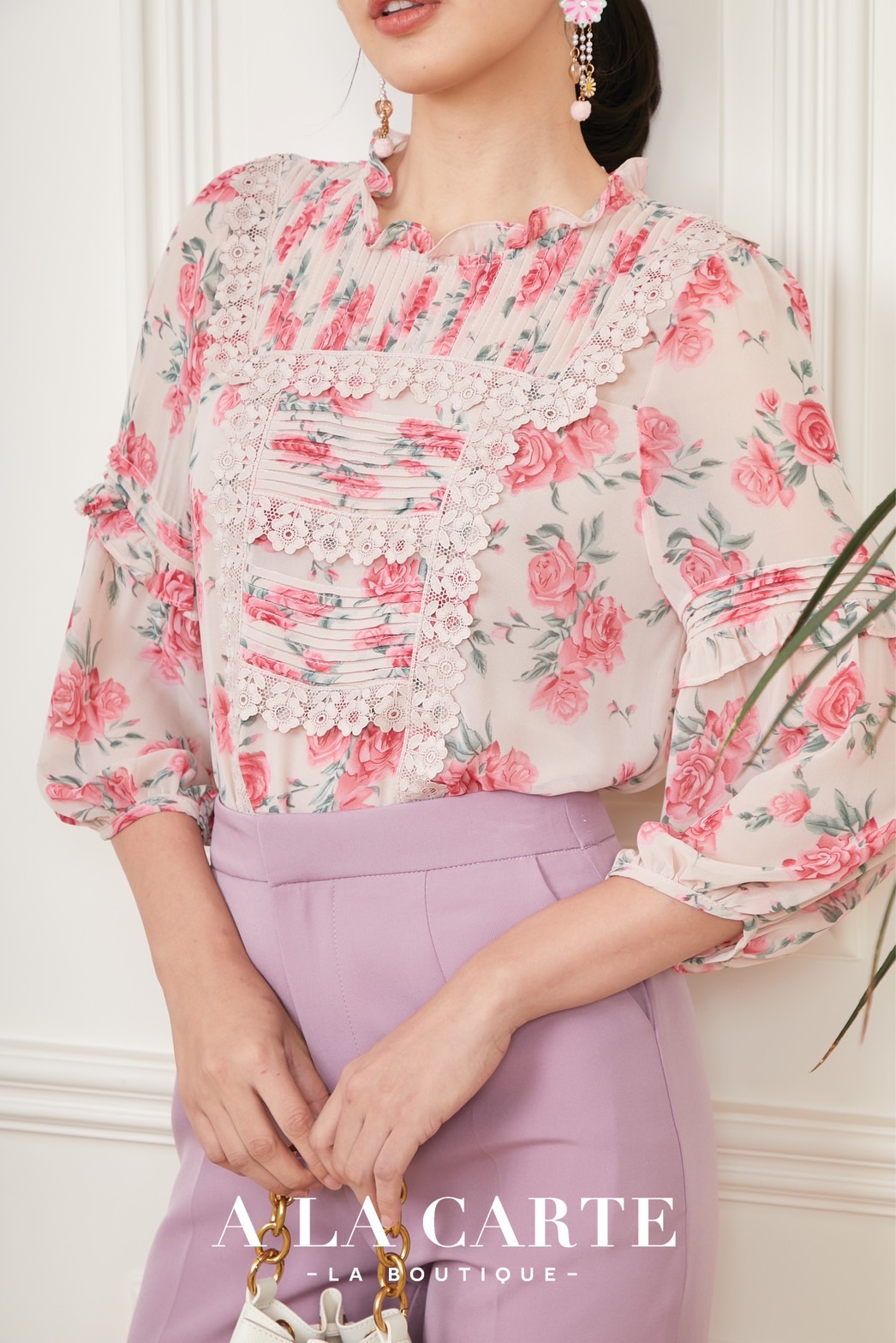 68851 🌸 A La Carte 🌸เสื้อชีฟองพิมพ์ลายดอกกุหลาบ ตีเกล็ดวางสลับแนวนอนแนวตั้ง ตัดต่อใส่เชิงทริมลายดอก แขนตัดต่อและเชื่อมด้วยการตีเกล็ดมีระบาย ทรงพองออกสวย สีดำ S,M,XL-3XL ฟ้า S ชมพู S