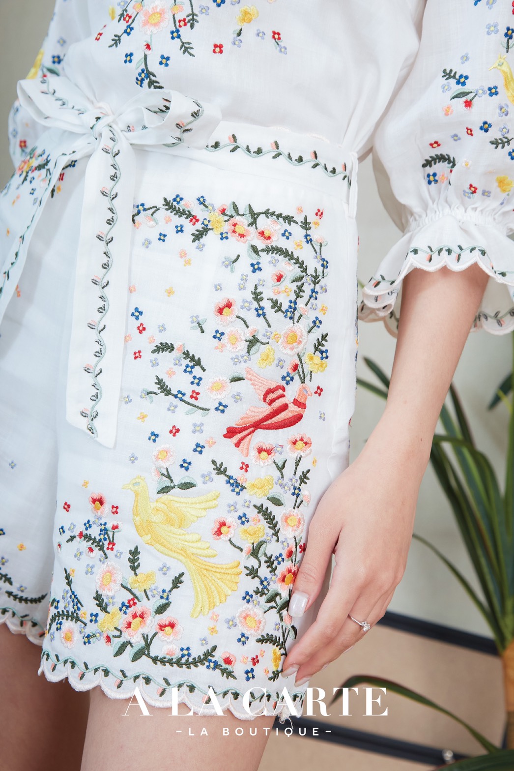 A La Carte ชุดเซทลินินงานปัก ขาสั้น เนื้อผ้าใส่สบาย ซับผ้าคอตตอน งานปักสวย เสื้อแขน 3 ส่วน คอเจาะผูกโบว์ปักเลาะเชิงทุกจุด กางเกงเอวสูงปลายขาแฟร์ ซิปข้าง ขอบเอวปักเลาะเชิงมีโบ สีดำ S