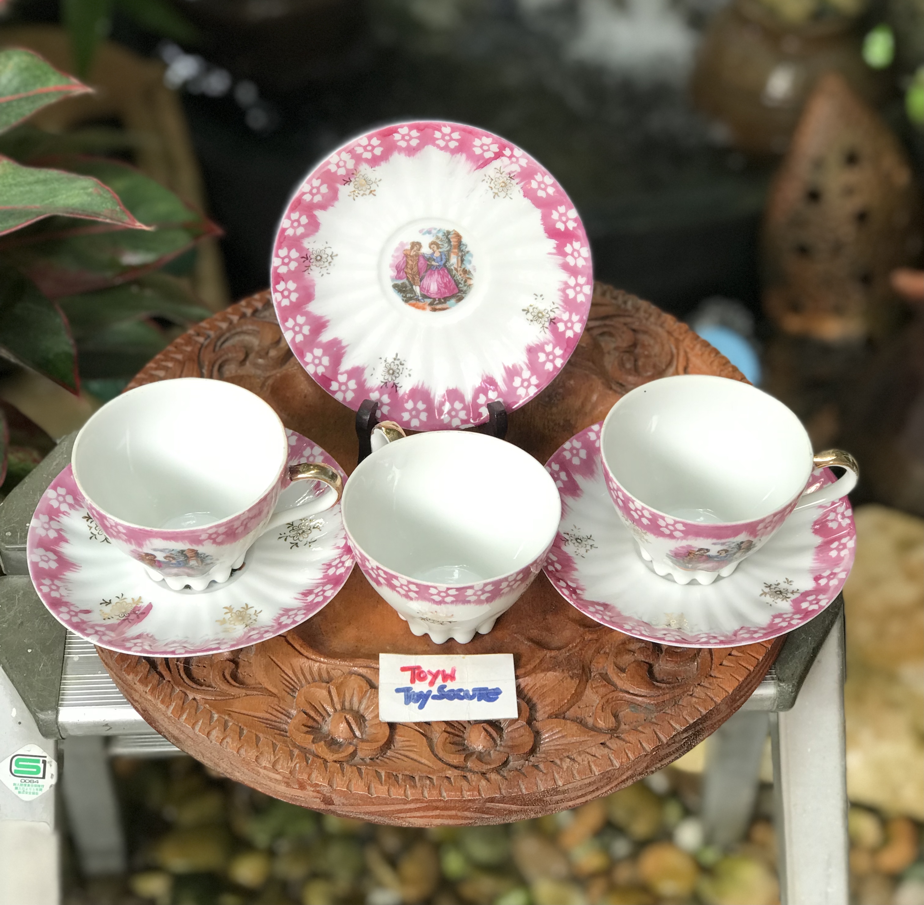 3 ชุดชุดถ้วยกาแฟพร้อมจานรองลายหนุ่มสาว จานรองมีสะกิดขอบนิดๆ 1 ใบ La Reine Limoges with Fragonard Couple Scene