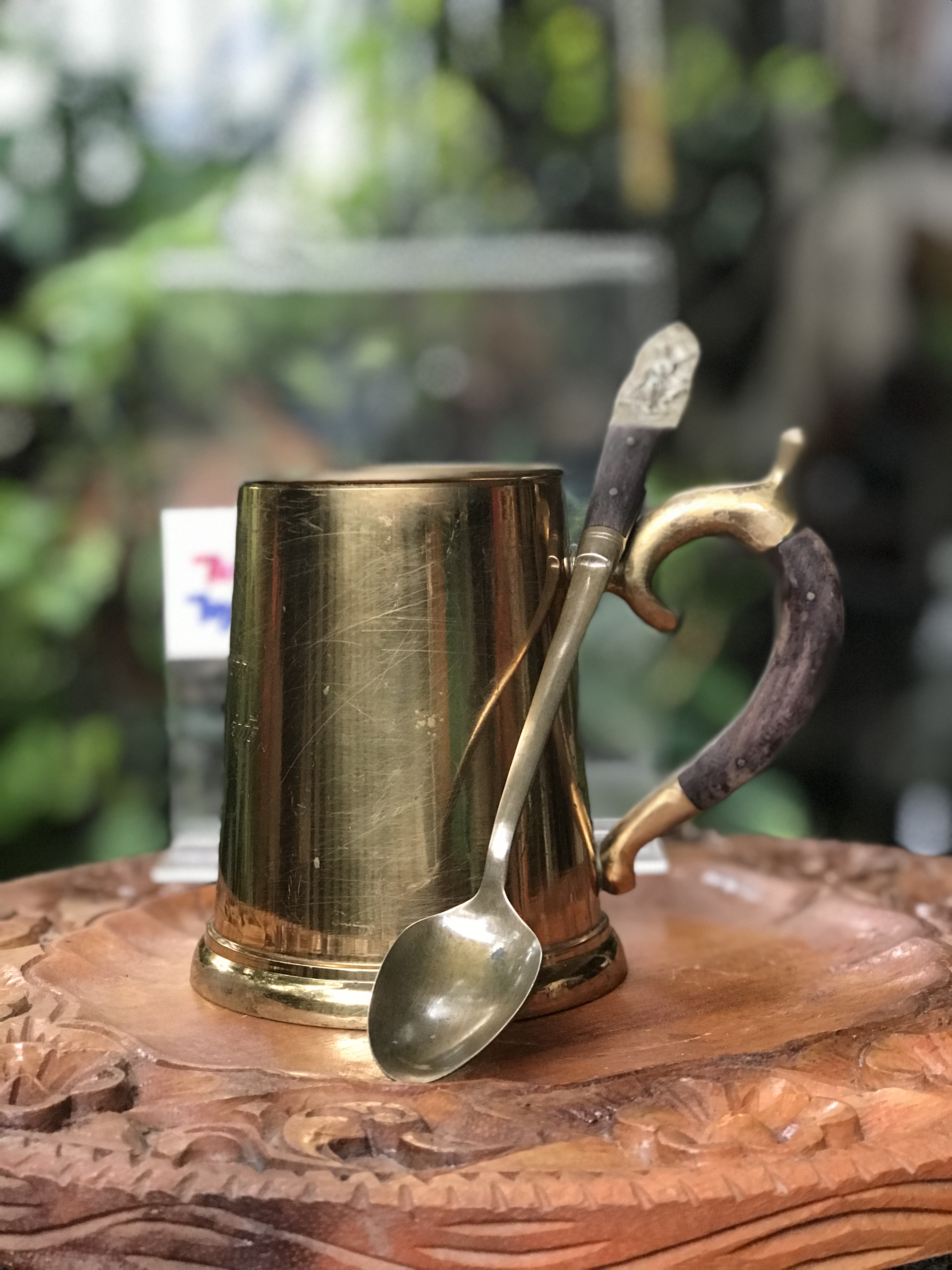 งานทองเหลืองเก่าหนาๆ แก้วน้ำ แก้วมัค แก้วกาแฟ มีหูจับ ด้ามไม้ พร้อมช้อนยาวลายนางฟ้า ด้ามไม้ ที่ระลึกธนาคารกรุงเทพ