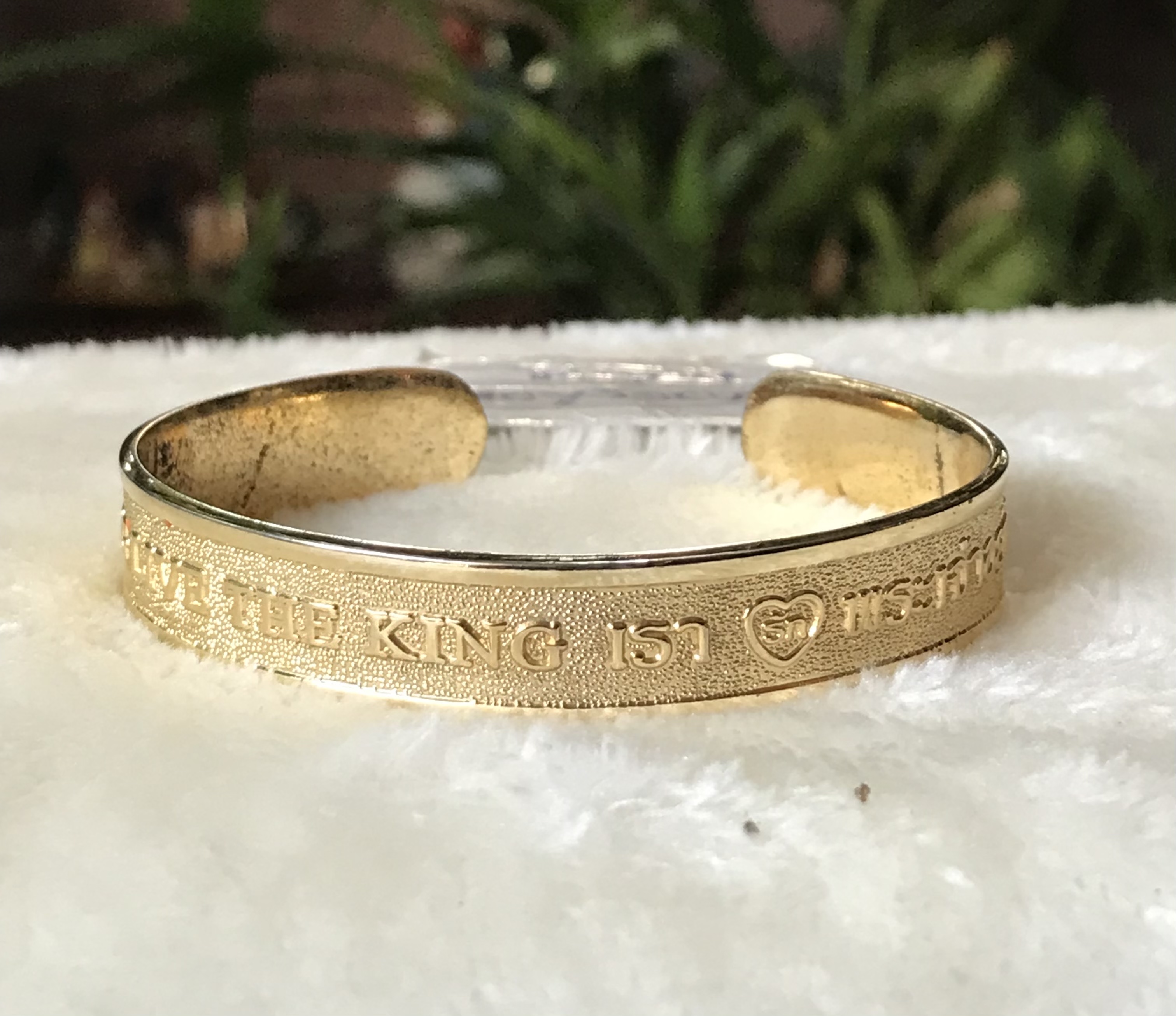 กำไลข้อมือหุ้มทองพ่นทราย"LONG LIVE THE KING เรารักพระเจ้าอยู่หัว" ที่ระลึกฉลองสิริราชสมบัติครบ 60 ปี ในหลวง รัชกาลที่ 9