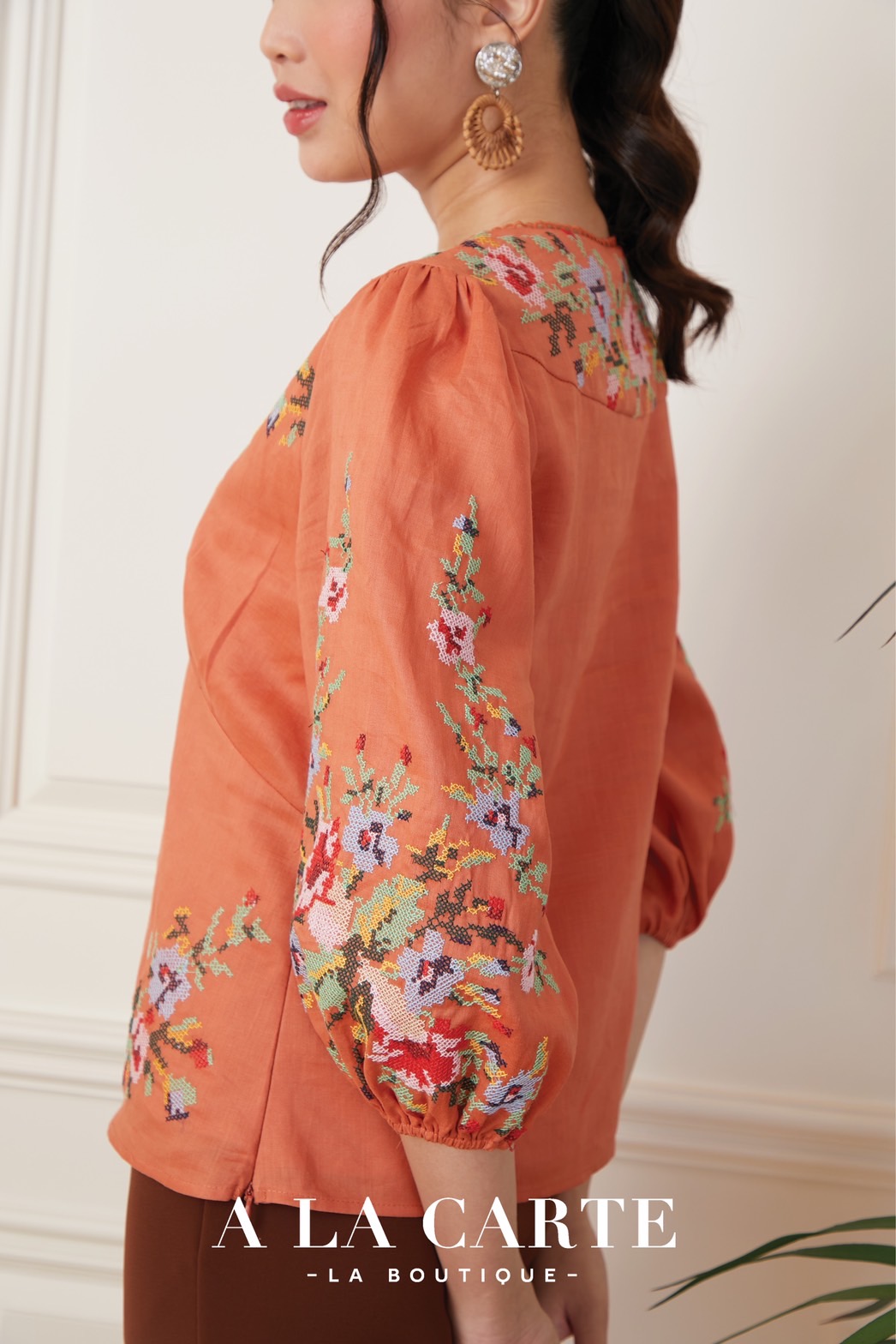 68849 💐A La Carte💐เสื้อลินินแขน 3 ส่วน เนื้อผ้าบางใส่สบาย ซับในผ้าคอตตอน งานปักลายครอสติส ตัดต่อช่วงบ่าด้านหน้า ทรงเสื้อตัดต่อคัทวี ดูเพรียว🦋 สีดำ 2XL