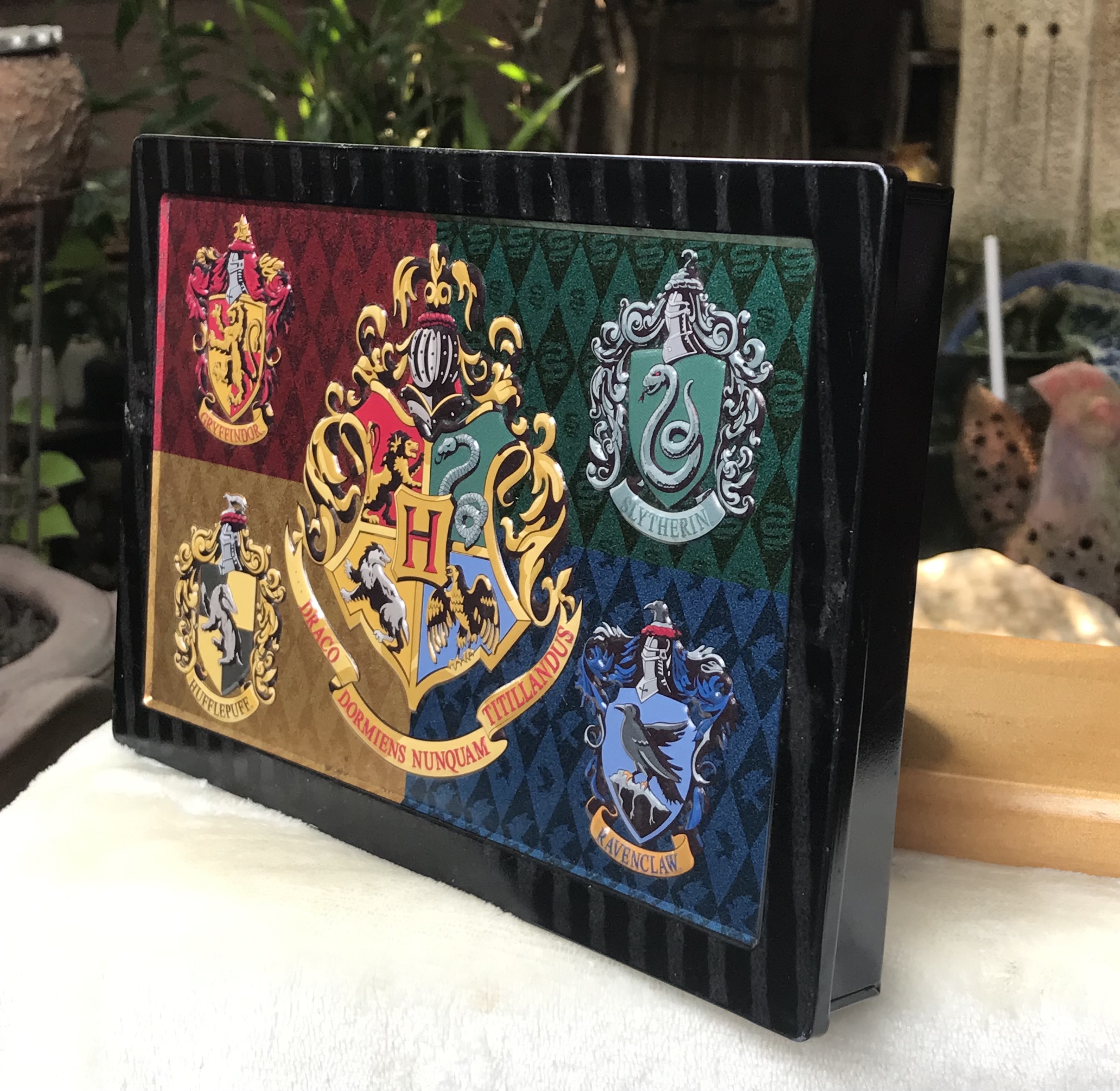กล่องโลหะแฮรี่พอตเตอร์ ฝาลายปั๊มนูน กล่องขนม Universal Studios Japan USJ Harry Potter Can Chocolate Rare Hogwarts