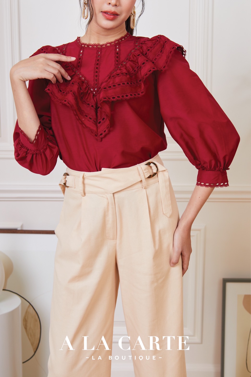 68789 เสื้อ A LA CARTE ผ้าคอตตอนกึ่งซิลด์แขน 3 ส่วน เนื้อสวยใส่สบาย ตัดต่อวีช่วงอกแทรกด้วยทริมลูกไม้ ระบายเป็นวอลลุ่ม ขอบแขนแทรกทริมลูกไม้ สีครีม XL-2XL สีเขียว S , XL,2XL