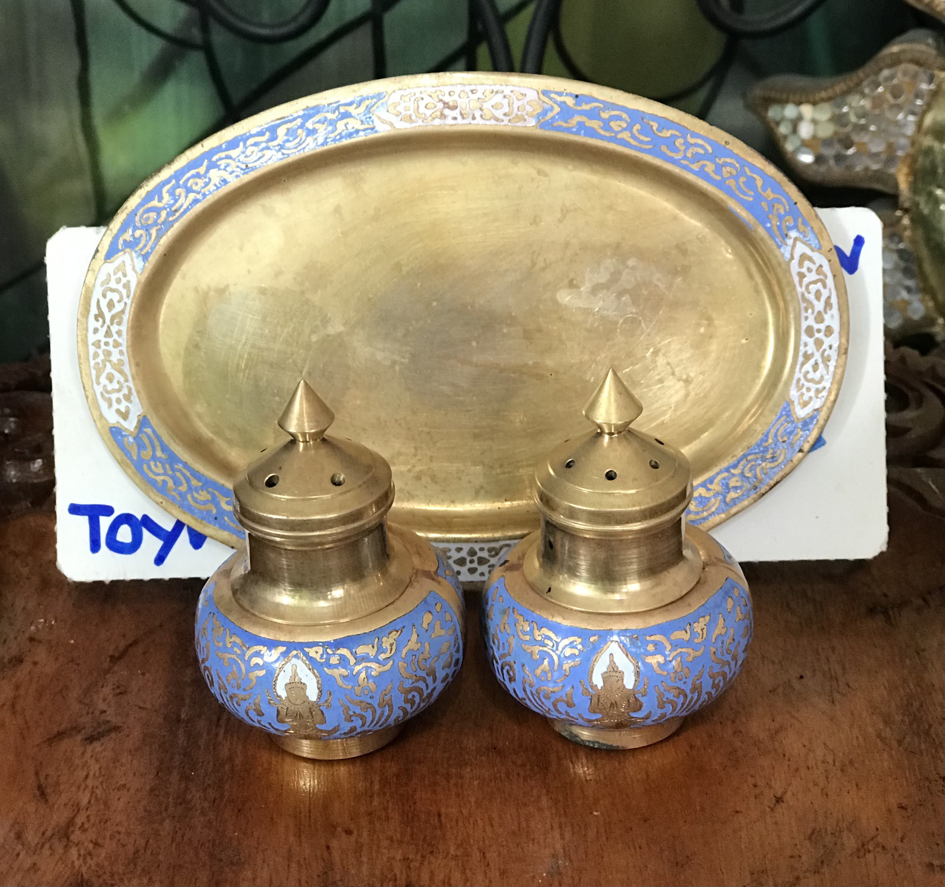 ของเก่า ชุดเครื่องปรุงขวดเกลือ พริกไทยลายเทพพนม ทองเหลืองลงยาพร้อมถาดรอง สภาพสวยสมบูรณ์ ขนาดขวดกว้าง 4.5 ซม สูง 6.5 ซม ขนาดถาด กว้าง 13 ซม