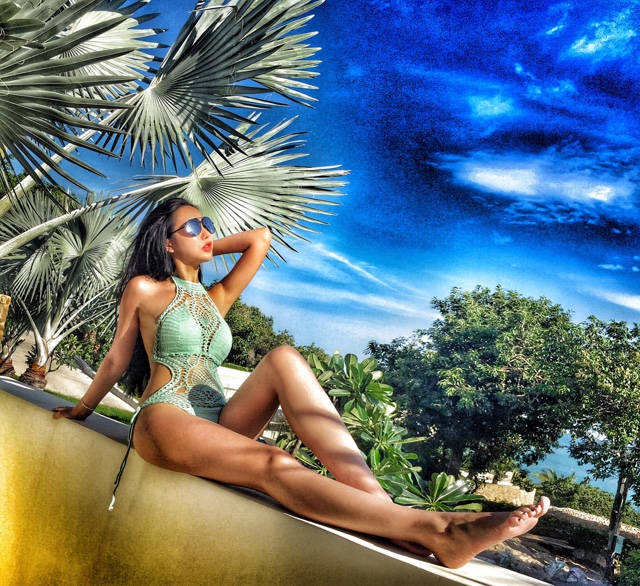 ***พร้อมส่งสีขาว***บิกินี่ชุดว่ายน้ำวันพีซ one-piece สีเขียวถักโครเชต์ เล่นดีเทล sexy เล็กๆ โชว์แผ่นหน้าท้องแบนราบ ด้านในทูพีช สดใสน่ารักรับลมทะเล สวยเหมือนแบบค่ะ