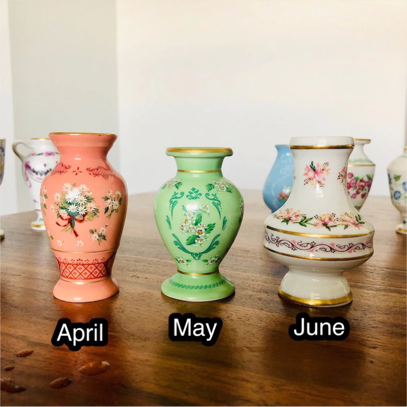 ชุดแจกัน 12 เดือน เนื้อกระเบื้อง ลายดอกไม้วาดมือ แตกต่างในแต่ละเดือน Vtg 1982 Franklin Porcelain Miniature Vases Jan-Dec
