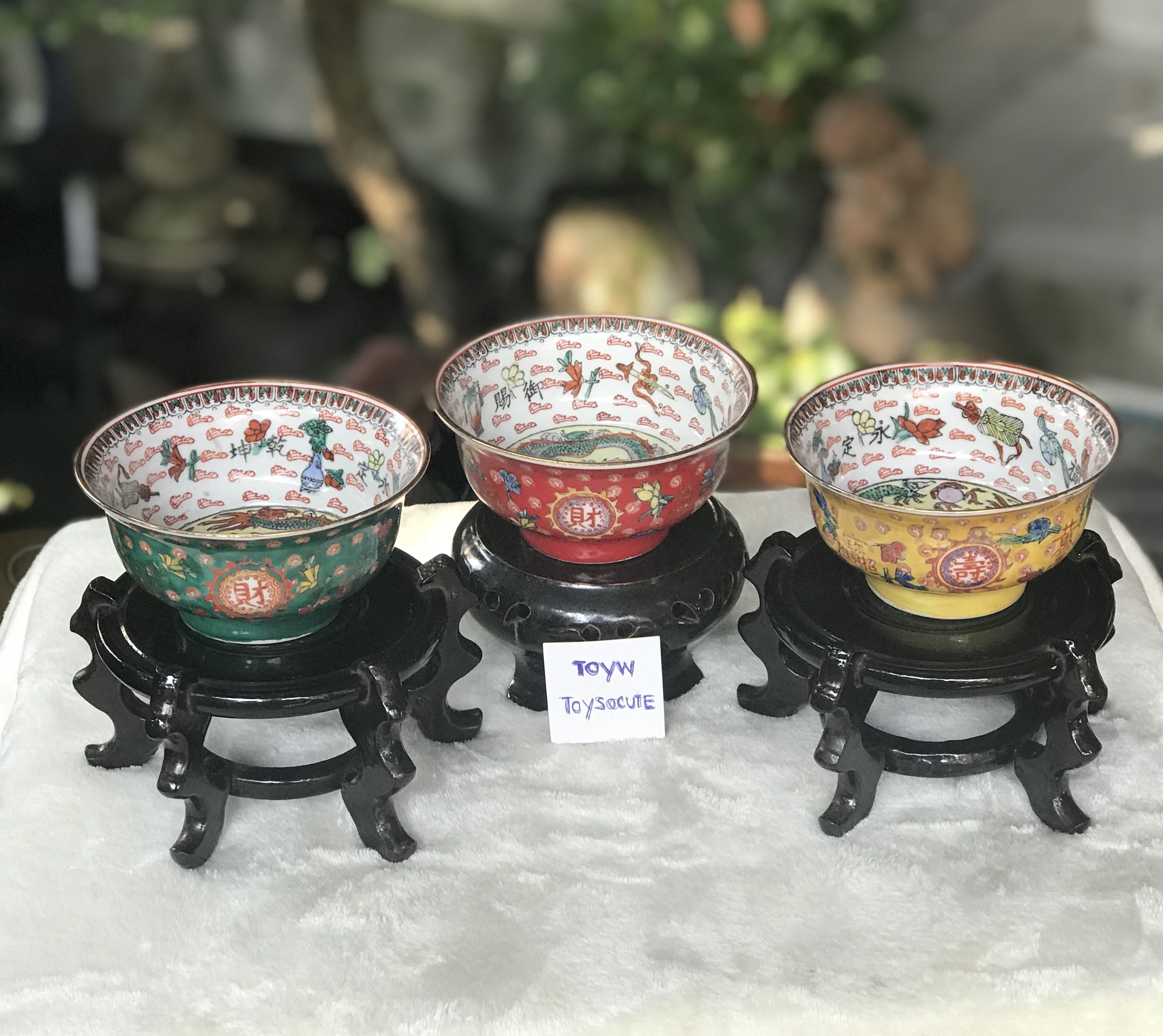 Antique Chinese Bowls ชุด 3 สี 3 ใบ ถ้วยกระเบื้องกังใส ขอบน้ำทอง เขียนสีด้านนอกและด้านในลายมังกร ขนาดปากกว้าง 4 นิ้ว สูง 2.5 นิ้ว