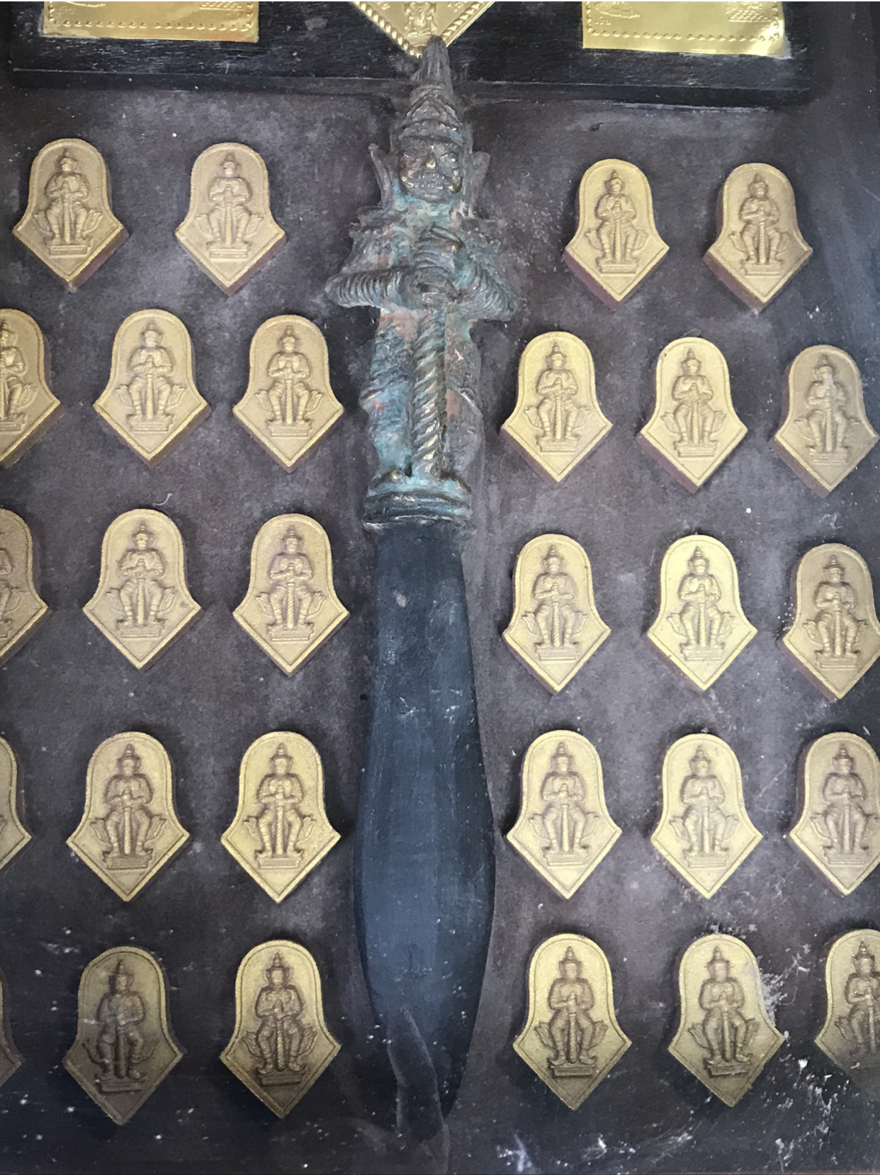 งานเก่า กรอบรูปไม้สักหน้ากระจก ท้าวเวสสุวรรณ พระผง แผ่นยันต์คุ้มภัย ให้ลาภ มีดทองเหลืองด้ามองค์ท้าวเวสสุวรรณ