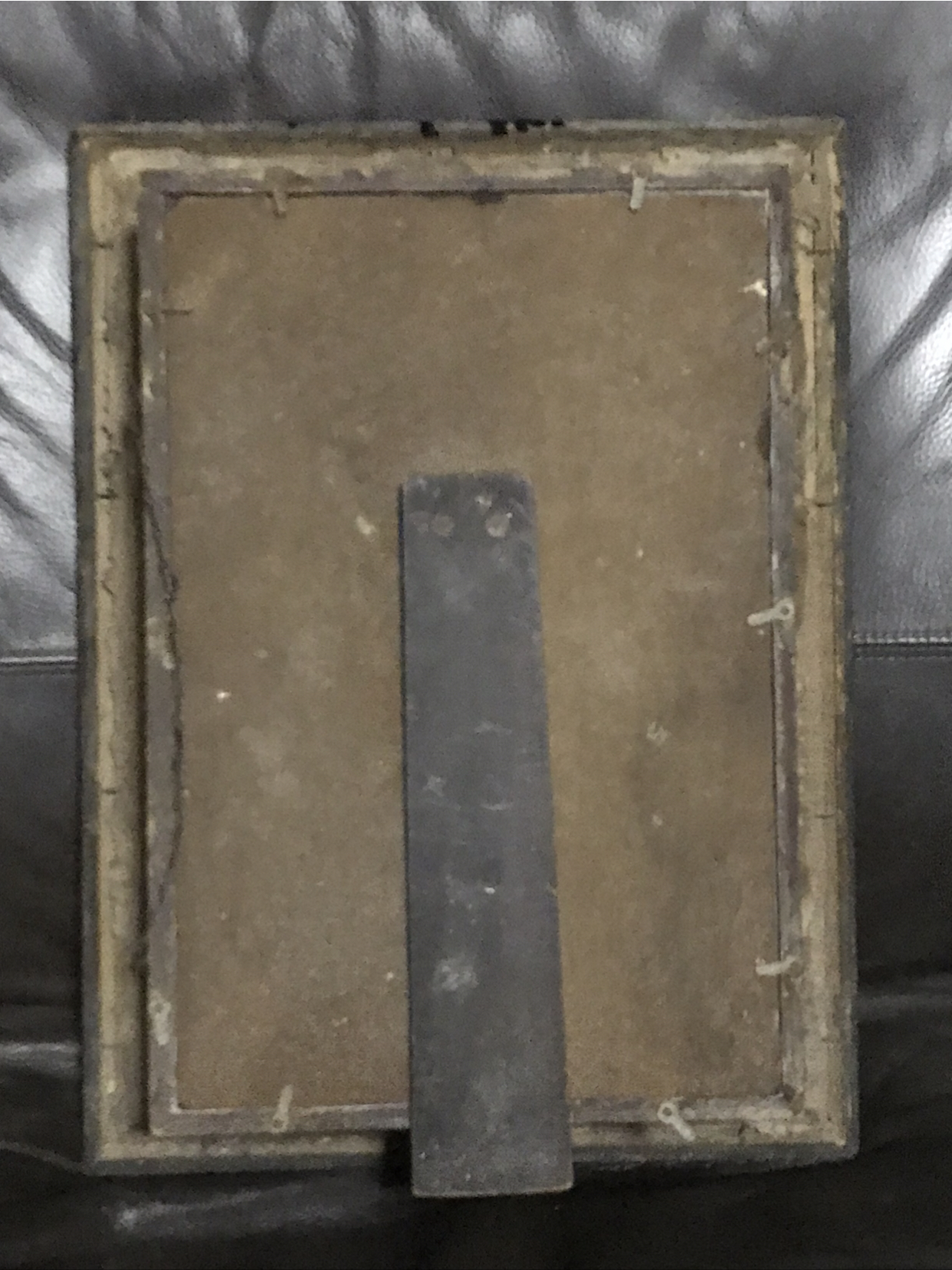 งานเก่า กรอบรูปไม้สักหน้ากระจก ท้าวเวสสุวรรณ พระผง แผ่นยันต์คุ้มภัย ให้ลาภ มีดทองเหลืองด้ามองค์ท้าวเวสสุวรรณ