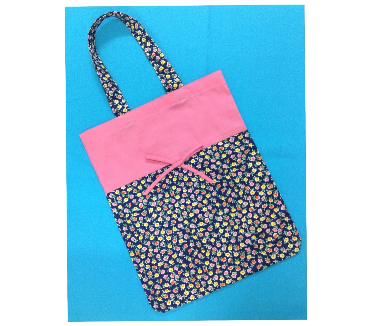 กระเป๋าผ้าTote bag สีชมพู + ลายดอกไม้บนพื้นสีกรมท่า