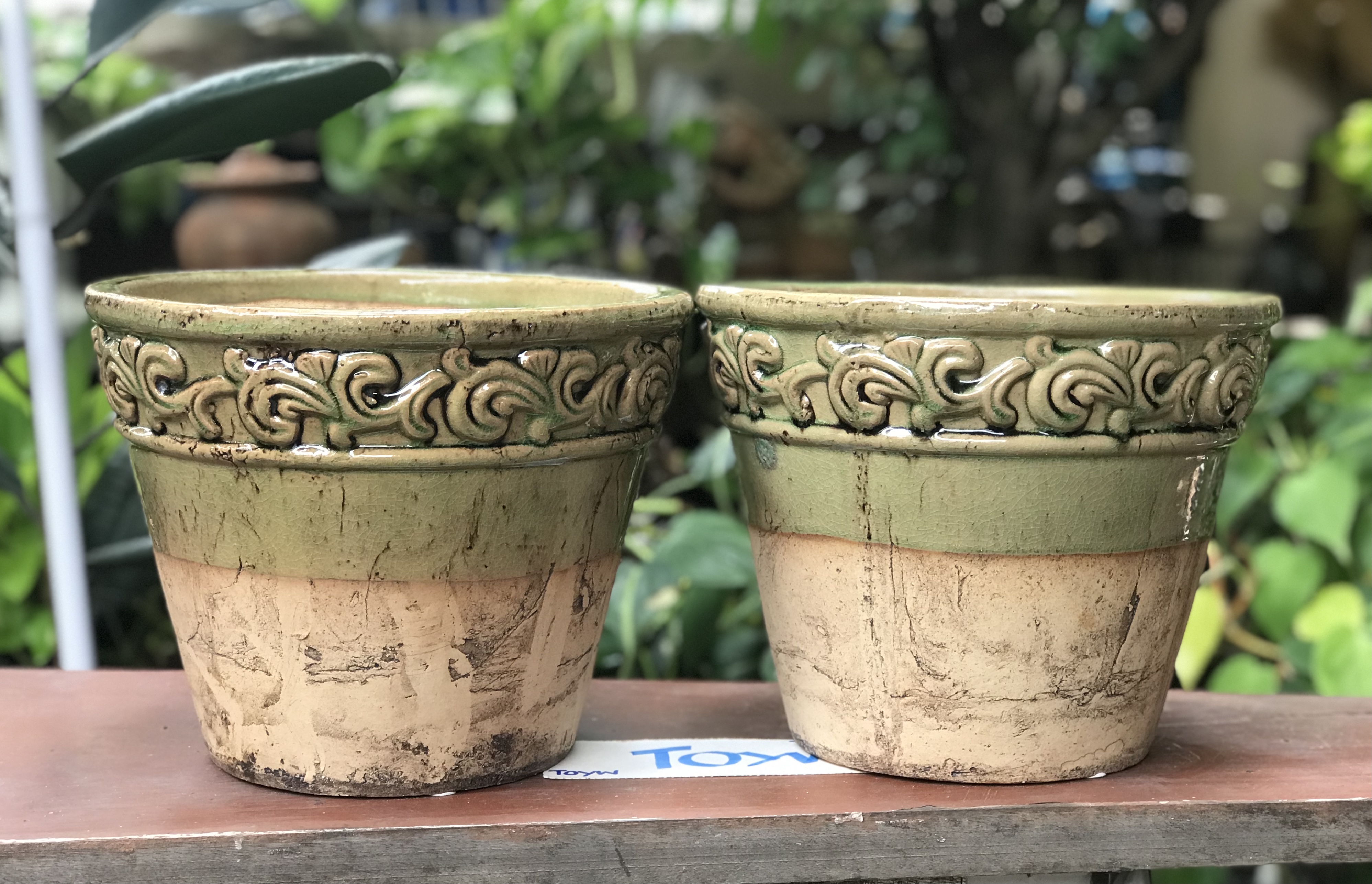 ขายคู่ ไม่รวมต้นไม้ เก็บเก่ากระถาง แจกันลายปั้นนูน น้ำเคลือบสีเขียว สวยสมบูรณ์ ไม่แตกไม่ร้าว ขนาดปากกว้าง 10 นิ้ว สูง 8 นิ้ว