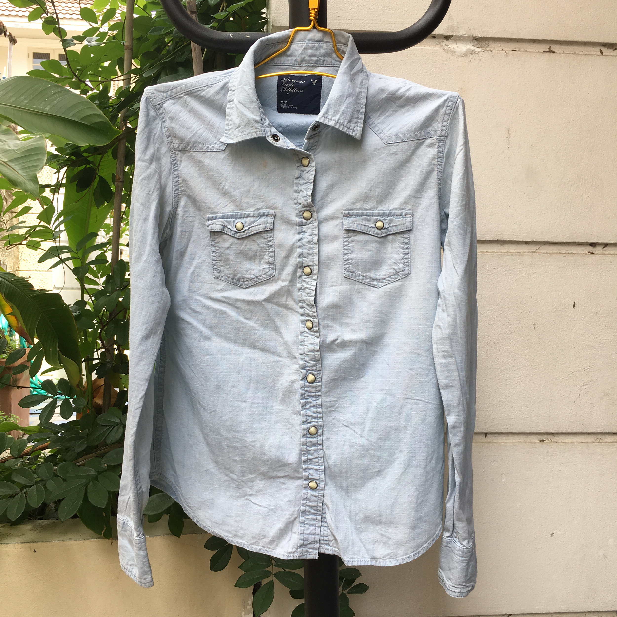 2sis1bro แบรนด์ American Eagle Outfitters เสื้อเชิ้ต ยีนส์ แขนยาว ฟอกซีด มือสอง พร้อมส่ง sz S