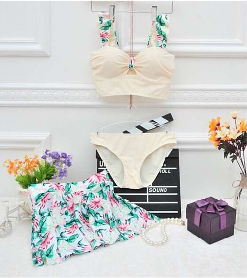 **พรีออเดอร์**บิกินี่ชุดว่ายน้ำ 3 ชิ้น(ทูพีซ+กระโปรง) three-pieces สีครีมตกแต่งลายดอกไม้ เล่นดีเทล sexy เล็กๆ แต่งระบายที่ริมแขน พร้อมกระโปรงลายพิมพ์สดใสน่ารักรับลมทะเลสวยเหมือนแบบค่ะ