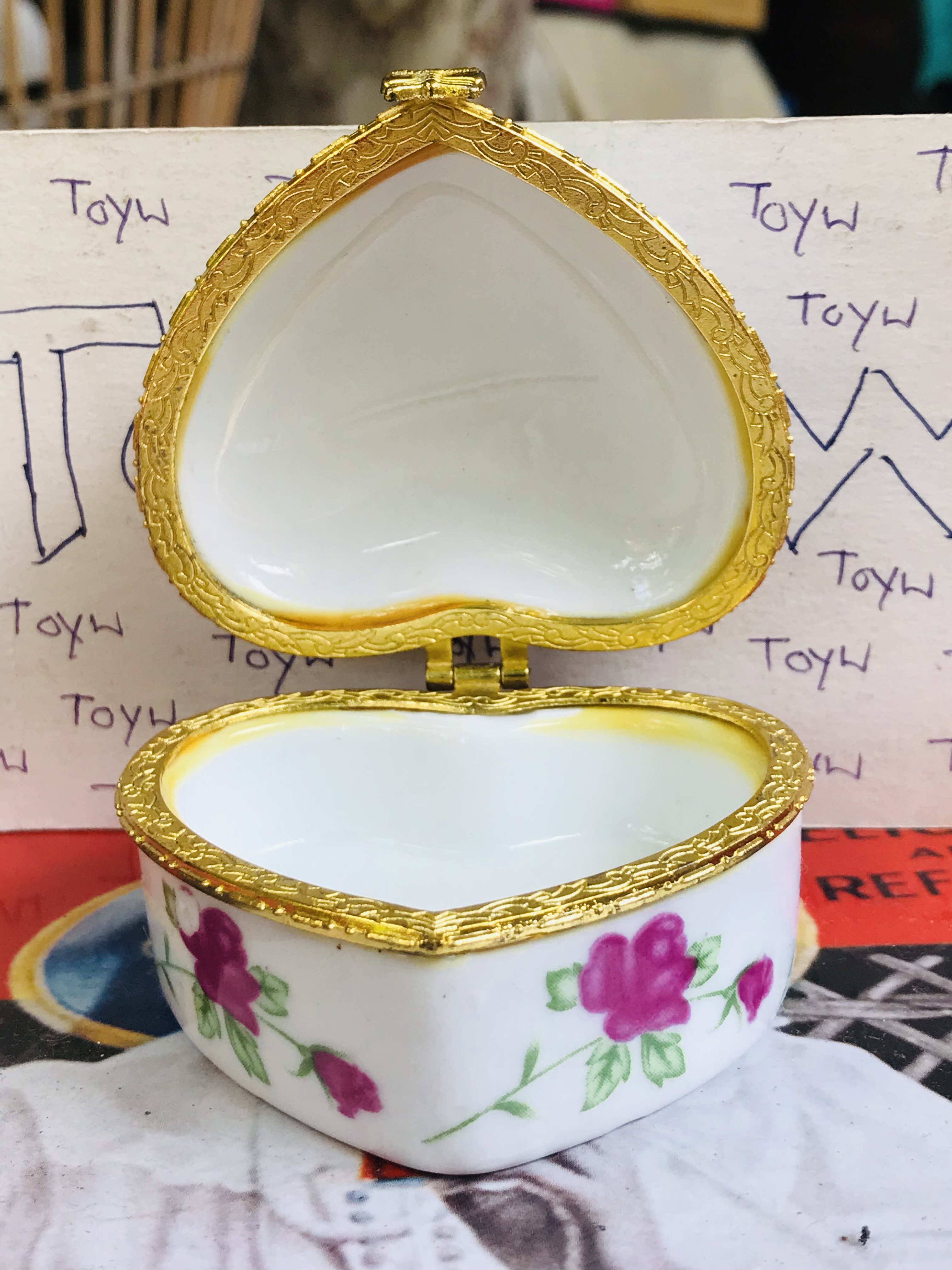 เริ่มต้น 120 บาท เก็บเก่า งานวินเทจตลับเซรามิค คละแบบคละลายคละขนาด ใส่ของใส่ยา ใ่ส่เครื่องประดับชิ้นเล็กๆ และของรักษ์อื่นๆ