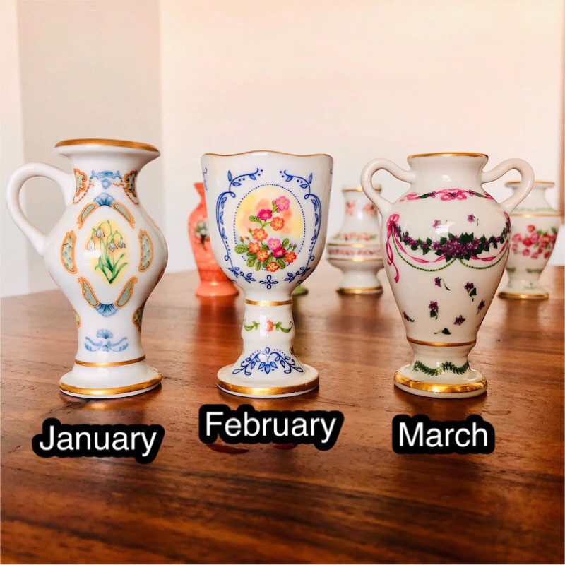 ชุดแจกัน 12 เดือน เนื้อกระเบื้อง ลายดอกไม้วาดมือ แตกต่างในแต่ละเดือน Vtg 1982 Franklin Porcelain Miniature Vases Jan-Dec