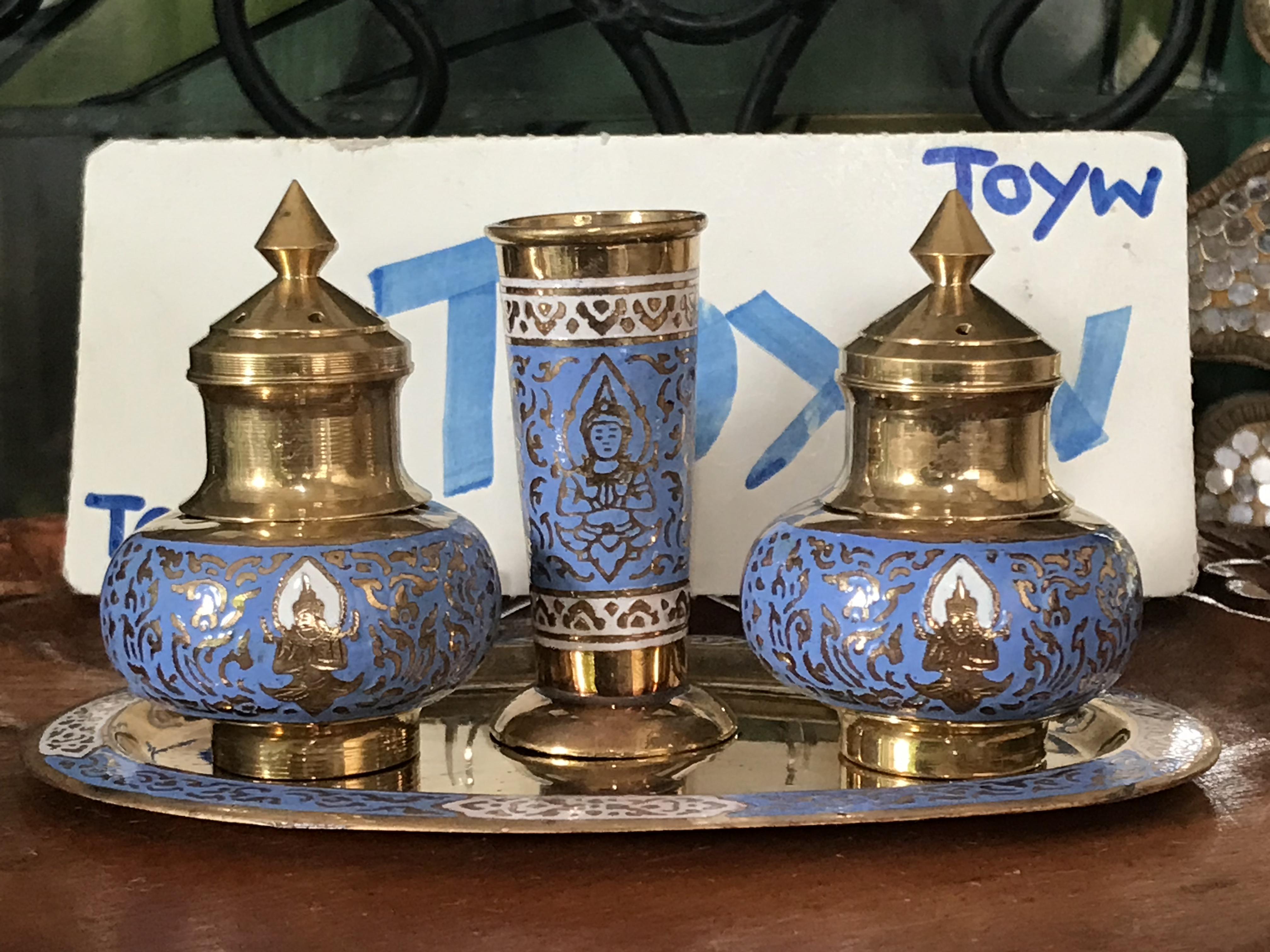 เริ่มต้น 690 บาท ของเก่า ชุดเครื่องปรุงทองเหลืองลงยา ขวดเกลือ ขวดพริกไทย ที่ใส่ไม้จิ้มฟัน พร้อมถาดรอง ลายเทพพนม ลายนางฟ้า