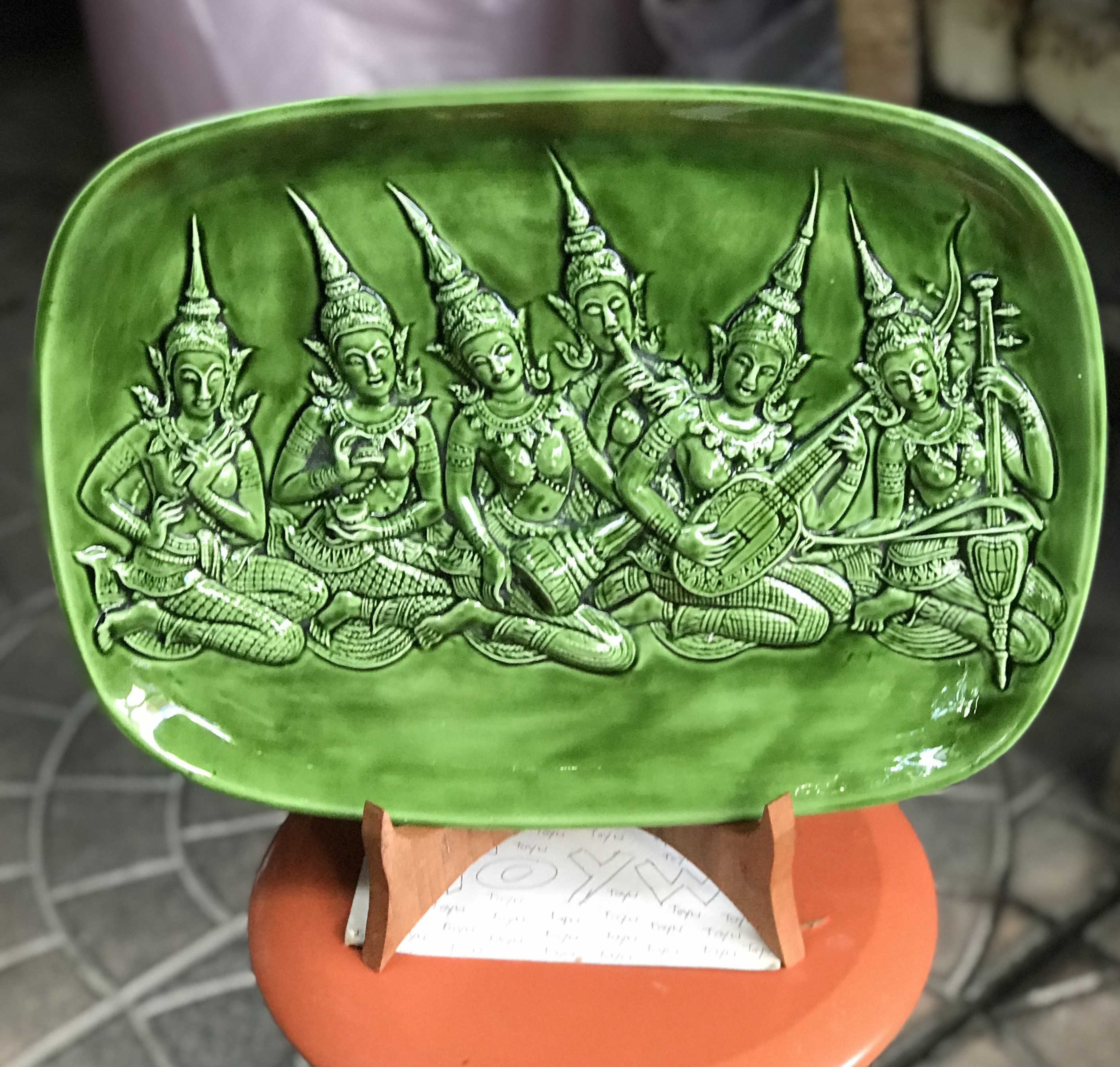 จานโชว์เซรามิคน้ำเคลือบสีเขียวมรกต Show Plate Ceramic ลายนูนลายนางฟ้าเทวดาบรรเลงดนตรี ขนาดกว้าง 30 ซม ยาว 42 ซม สวยคลาสสิค สำหรับแต่งบ้านแต่งร้านแนววินเทจ ตั้งโต๊ะหรือแขวนผนังได้