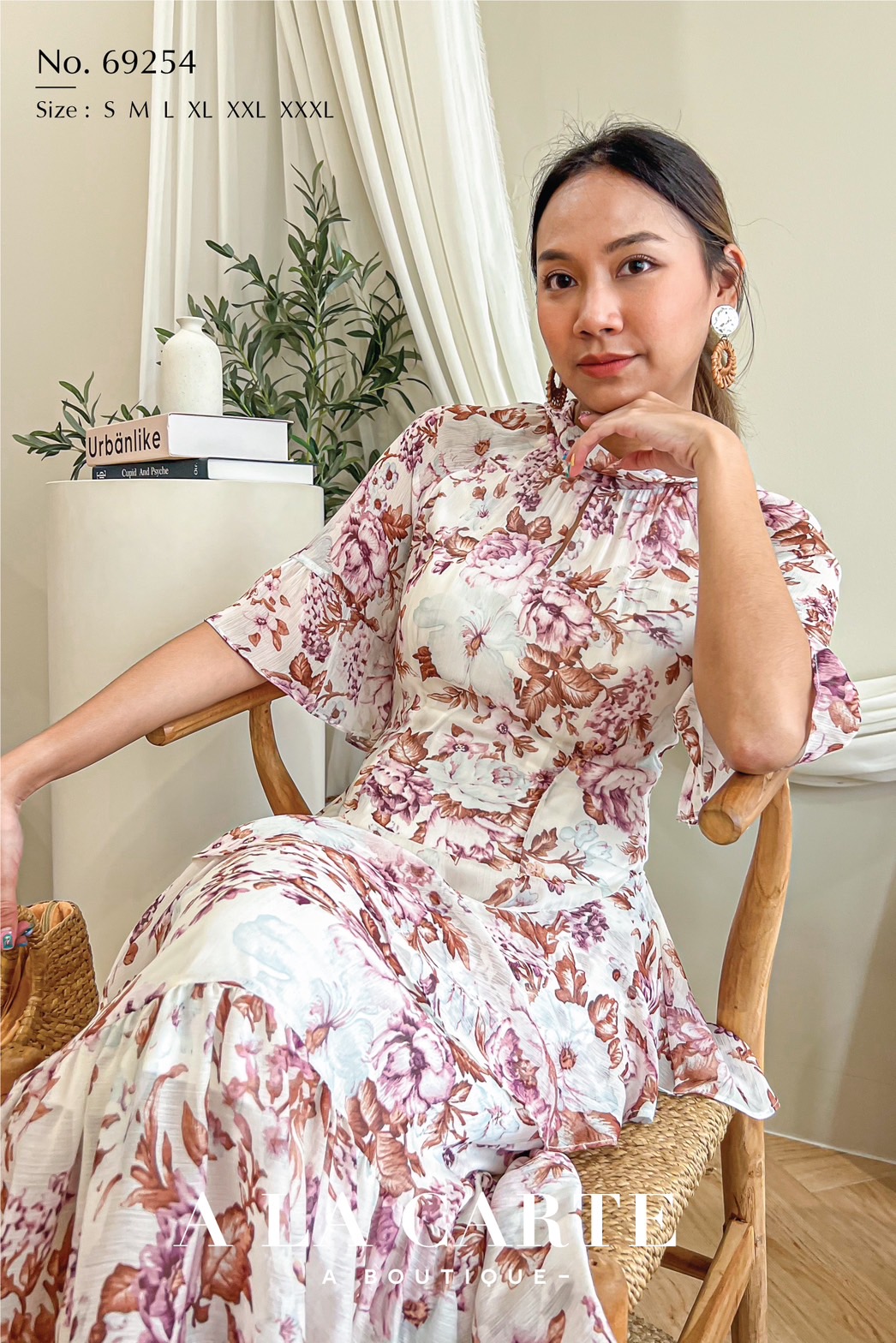 69254👗 A La Carte👗ชุดเดรสชีฟองทรงเข้าเชฟ เนื้อผ้าเยื่อไม้พิมพ์ลาย ทรงคอ ตลบพับรูดซิปหลัง แขนตัดต่อระบาย ขอบแขน ชายประโปรงตัดต่อระบายเฉียง สีครีม S,M,2XL,3XL สีดำ M,2XL,3XL