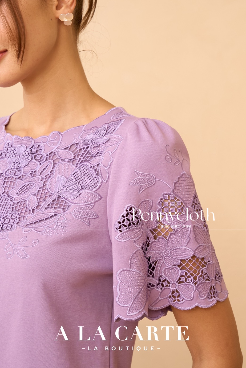 A La Carte เสื้อยืด รหัส 69946 คอกลมปาด แขนสั้นแฟร์ งานปักฉลุ ดอกป๊อบ ( S 38,M 40 , L 42 , XL 44 , 2XL 46" )