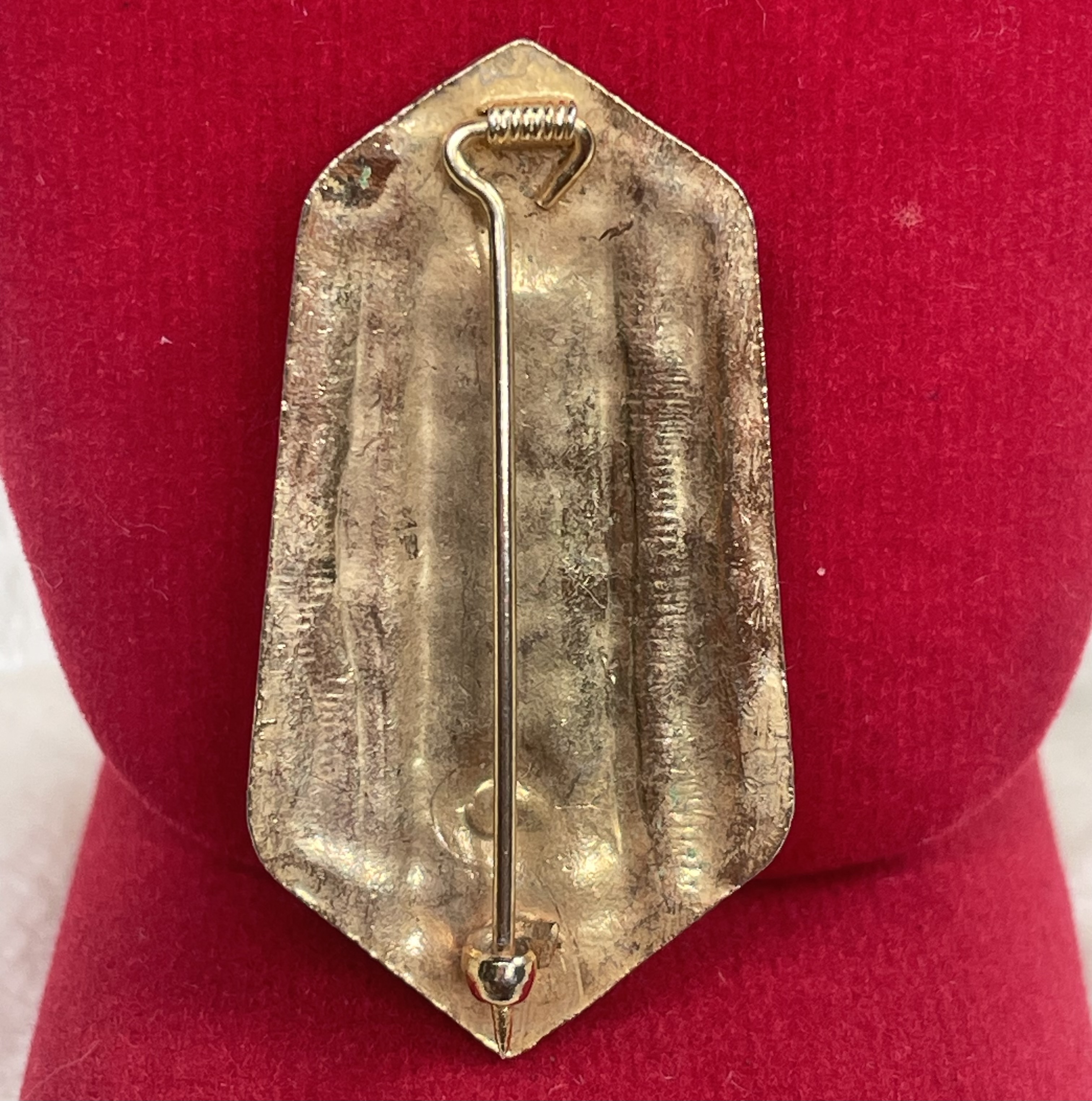 เข็มกลัด ภปร พื้นหลังสีธงชาติไทย ทองเหลืองลงยา ในหลวง รัชกาลที่ 9