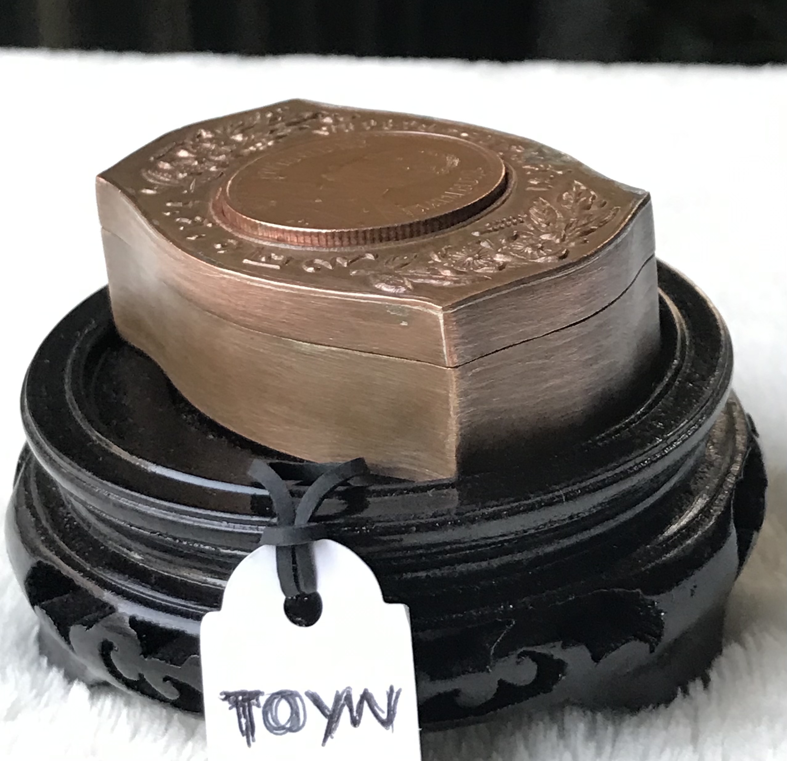 ของโบร่ำโบราณ ตลับทองแดง งานพระบรมศพ รัชกาลที่ 5 ร ศ 129 เพื่อการสะสม หรือใส่มวลสาร ของขลัง ขนาดกว้าง 4.5 ซม ยาว 6.5 ซม สูง(หนา) 2 ซม