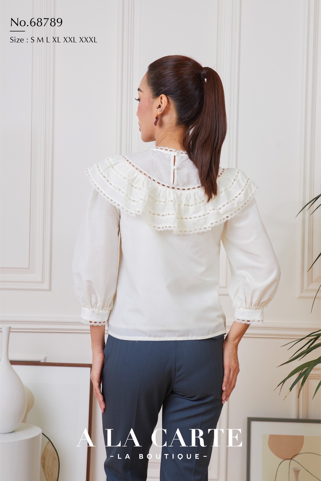 68789 เสื้อ A LA CARTE ผ้าคอตตอนกึ่งซิลด์แขน 3 ส่วน เนื้อสวยใส่สบาย ตัดต่อวีช่วงอกแทรกด้วยทริมลูกไม้ ระบายเป็นวอลลุ่ม ขอบแขนแทรกทริมลูกไม้ สีครีม XL-2XL สีเขียว S , XL,2XL