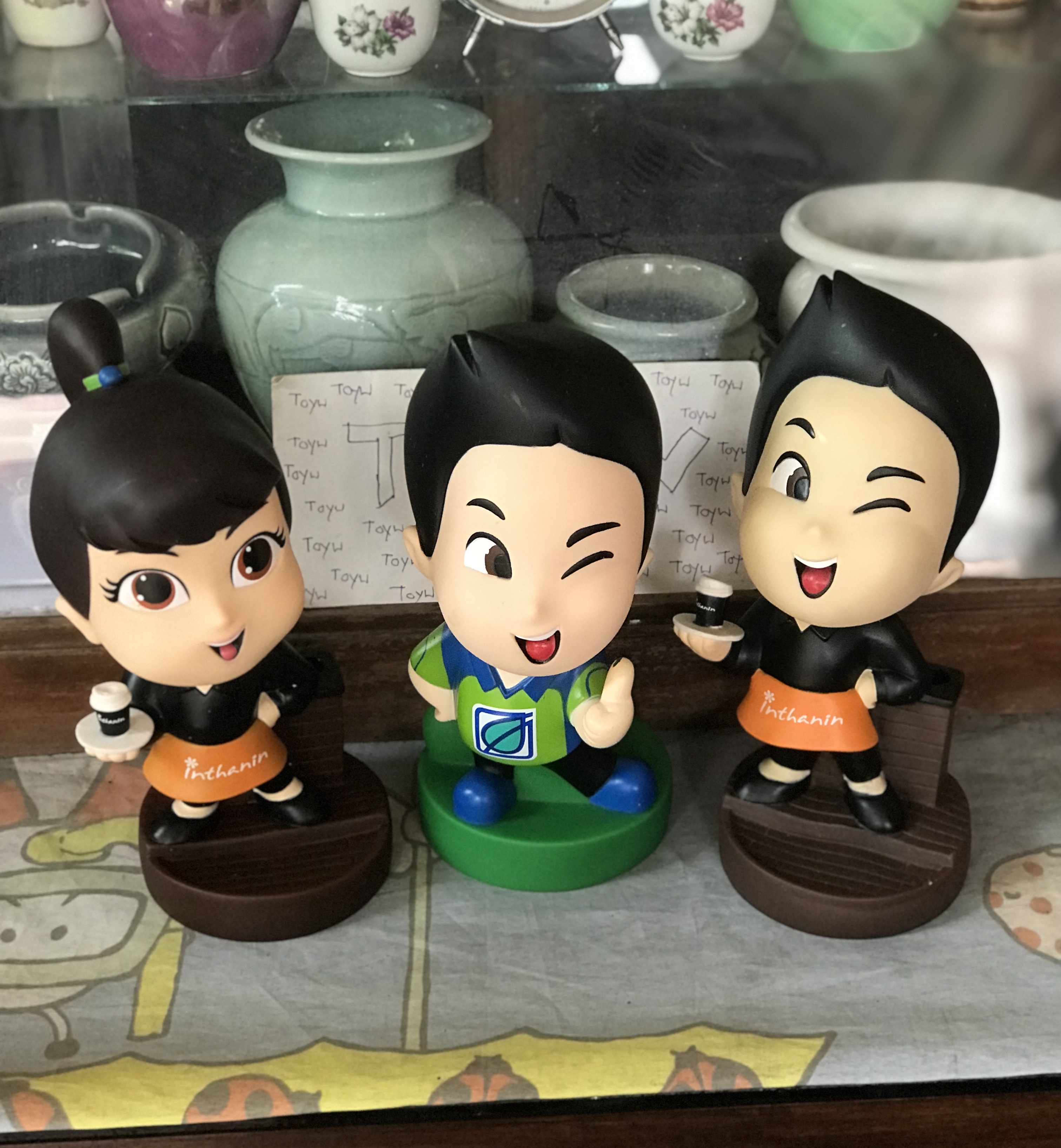 เริ่มต้น 790 บาท มือ 1 และมือ 2 โมเดลมาสคอตกระปุกออมสิน Bangchak Inthanin ร้านกาแฟอินทนิล Inthanin Cafe ปั้มน้ำมันบางจาก Bangchak ขนาด กว้าง 9 ซม สูง 20-21 ซม