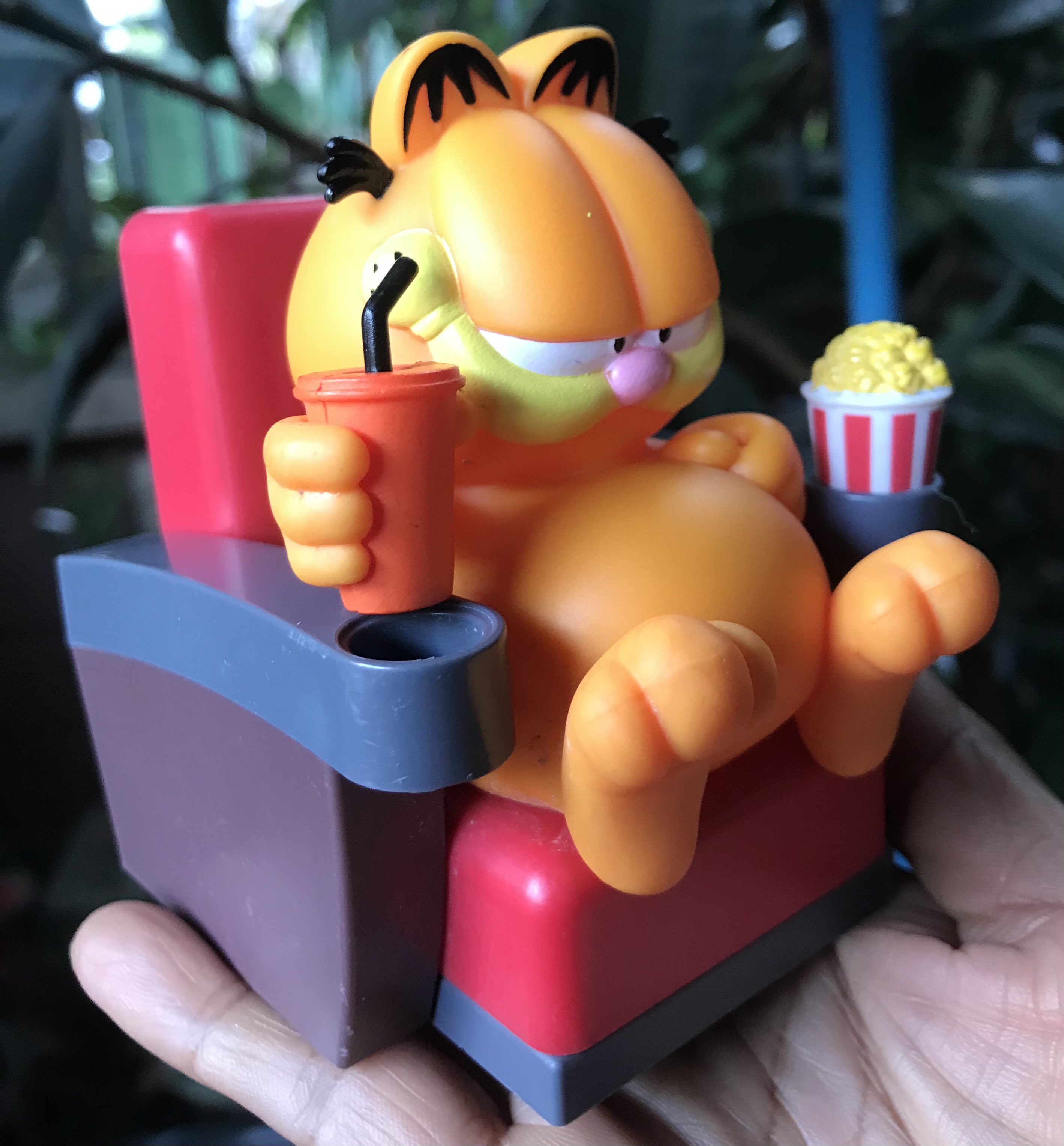 แมวส้มการ์ฟิลด์จอมแสบ Topper Garfiled : Garfield sitting in a movie theater chair with a drink and popcorn