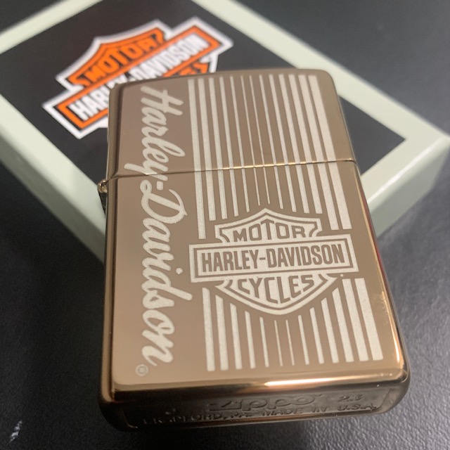 Zippo 48992 Harley Davidson Logo and Wordmark Laser Engrave Design on High Polish Rose Gold ของแท้ บรรจุในกล่องสวยงาม ยังไม่มีการเติมน้ำมันใดใด เพื่อความปลอดภัยในการขนส่ง