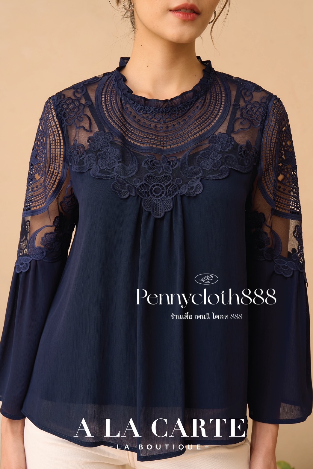 69656 เสื้อ A La Carte ชีฟองเนื้อเยื่อไม้ งานปักและทอลูกไม้ช่วงอกและแขน มีซับในเย็บติด ผ้ามีน้ำหนักทิ้งตัว กระดุมหลัง ปลายแขนทรงแฟร์ สวยหรู