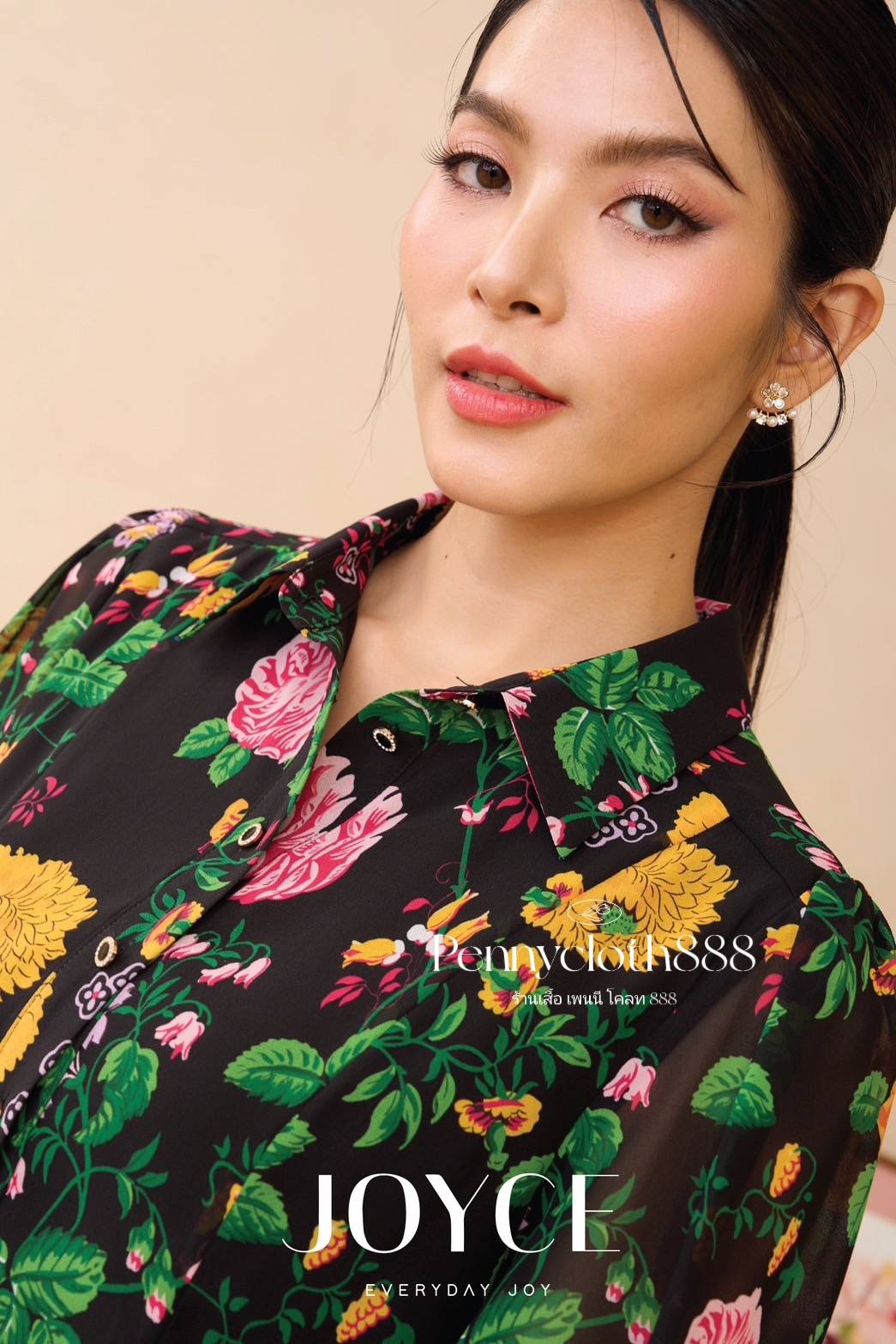 6980 เสื้อเชิ้ต Joyce ชีฟองพิมพ์ลายดอก ทรงเข้ารูป ช่วงเอว เล็กน้อย มีซับในเย็บติด แขนยาว 5 ส่วน