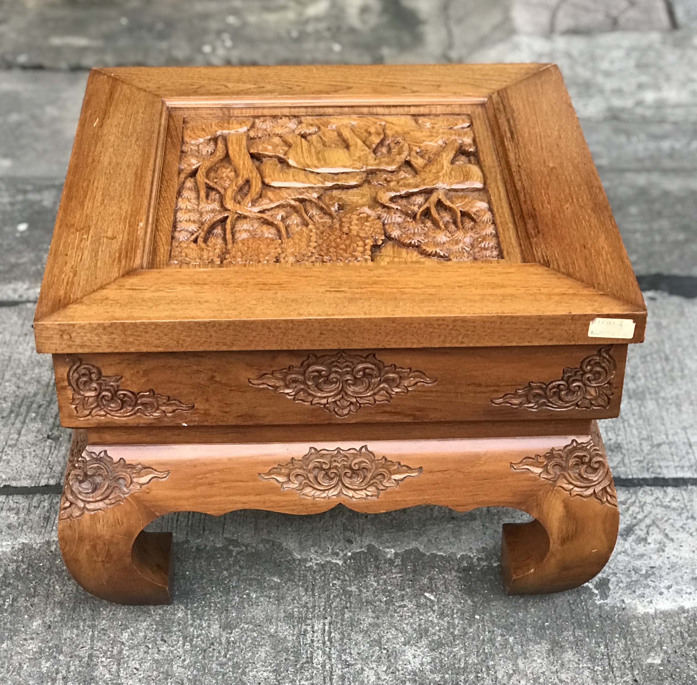 สนใจปิดทักค่ะ โต๊ะไม้สักขาคู้ โต๊ะข้าง โต๊ะกลางชุดรับแขก ตั่งแกะลาย ท็อปแกะลายช้างป่า ลายนูน มีมิติ แข็งแรง ไม่โยก ไม่ผุ สีเดิมๆไม้หนาๆหนักๆ