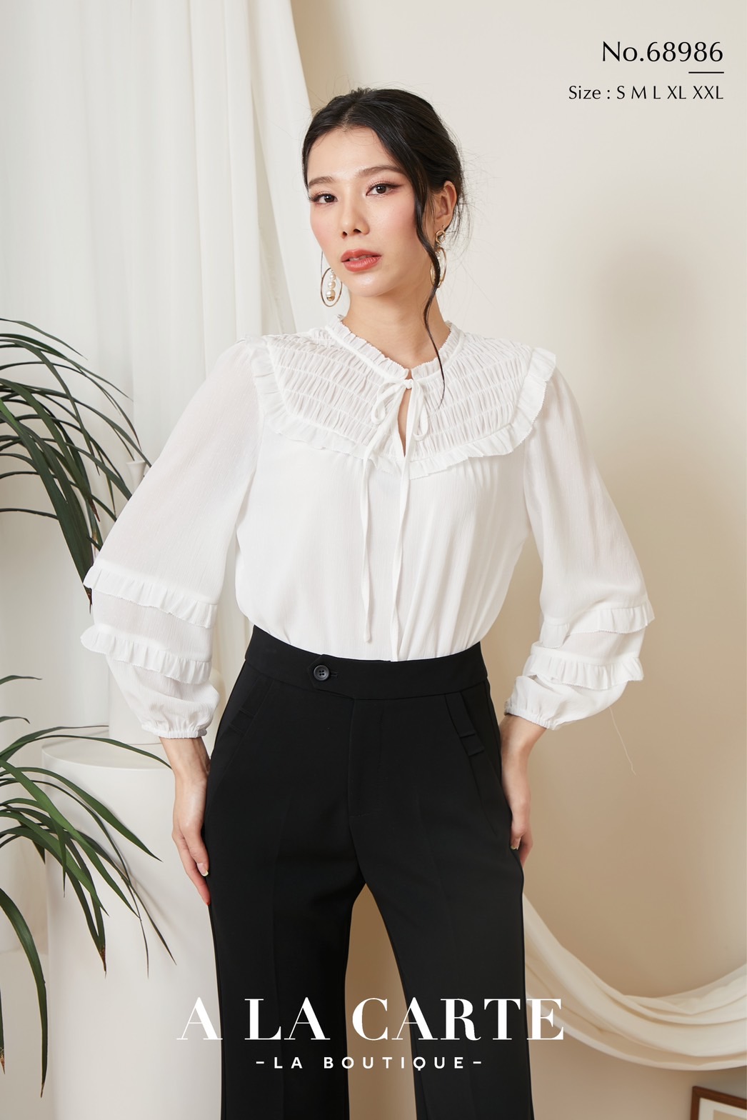 68986 A La Carte เสื้อชีฟองสีพื้นเนื้อเยื่อไม้เท็กเจอร์จุดในตัว สม็อกช่วงอกหน้าหลัง ทรงคอกลมผ่าวีผูกโบว์ปรับผูกเองได้ ทรงแขนยาว ตัดต่อระบาย 2 ชั้นใส่ยางยืดที่ขอบแขน สีขาว M,L,2XL เขียว L กรม S,M,XL