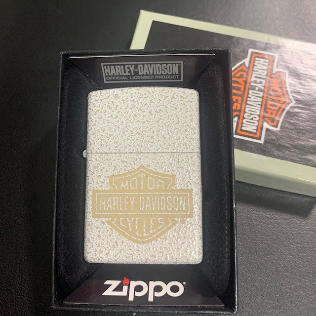 Zippo 49467 Harley Davidson Bar and Shield Logo Mercury Glass สินค้ามือหนึ่งบรรจุในกล่องสวยงาม ไม่มีการเติมน้ำมันเพื่อความปลอดภัยในการขนส่ง ควรใช้คู่กันกับน้ำมันซิปโป้แท้(แยกจำหน่าย)
