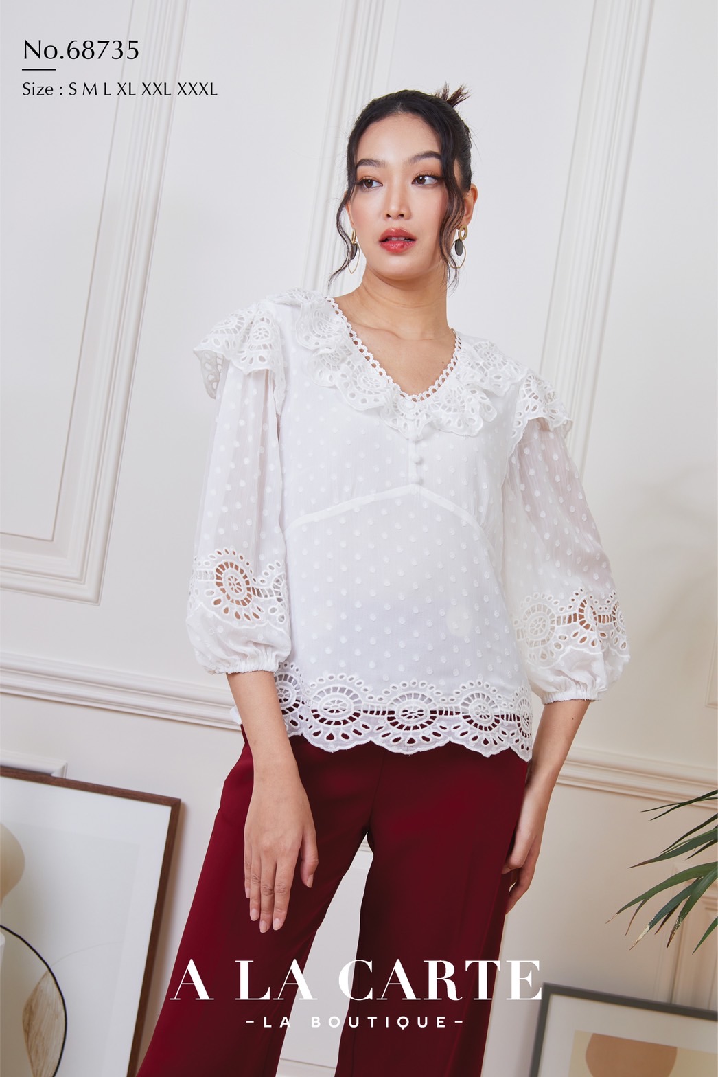 68735 เสื้อ A La Carte ชีฟองเท็กเจอร์จุดในตัว ดีไซน์สวยหรูปักฉลุลายลูกไม้ลงบนผ้าที่ปกเสื้อ แขน และลำตัว คอวีแต่งทริม แขน 4 ส่วน มีระบายช่วงไหล่ เสื้อทรงวีคว่ำทำให้ดูเพรียว แต่งกระดุม สวยหรู สีขาว สีเขียว 3XL
