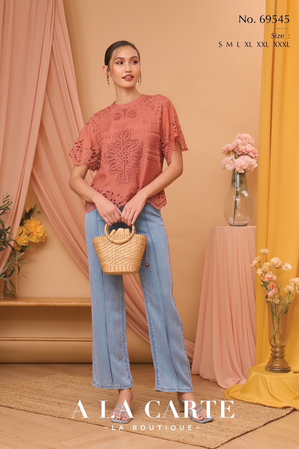 69545 เสื้อคอตตอนซิลค์ เนื้อนุ่มใส่สบาย งานเทคนิคปักเซาะ placement และทอผสมเนื้อลูกไม้ ทรงแขนสั้นวงแขนรักแล่น โชว์เชิงที่แขน มีซับใน ด้านหลังคอติดกระดุมเรียงกัน 3 เม็ด สีขาว ปูน เขียว