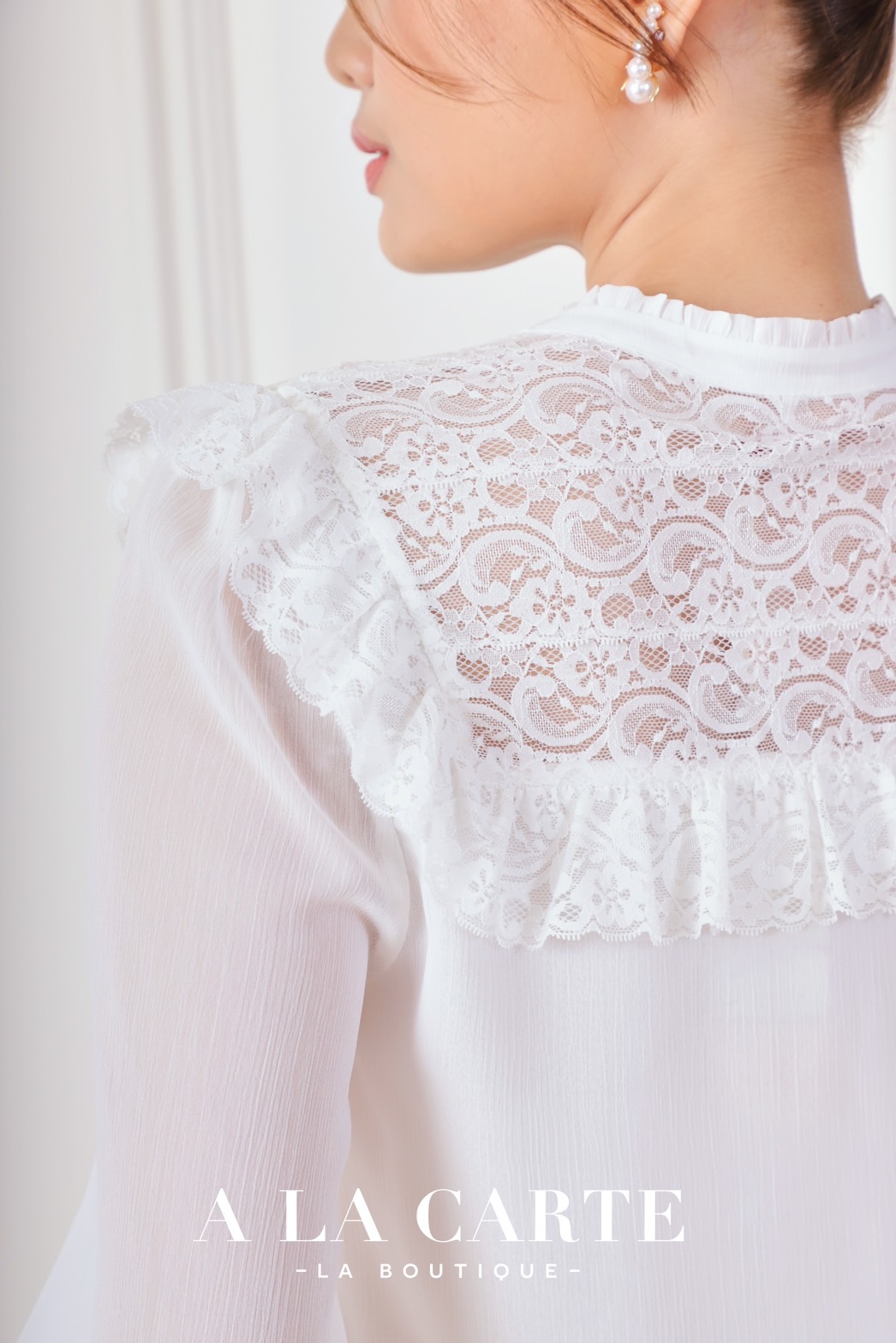 69381🌸A la carte🌸 เสื้อชีฟองเยื่อไม้ ผ่าติดกระดุมหน้า แต่งลูกไม้เนื้อนุ่มที่อกและชายเสื้อโดยใช้เป็นลายลูกไม้มีเชิงเย็บต่อกัน สีขาว S,L-2XL สีเขียว S,L,XL,3XL สีกรม S-3XL