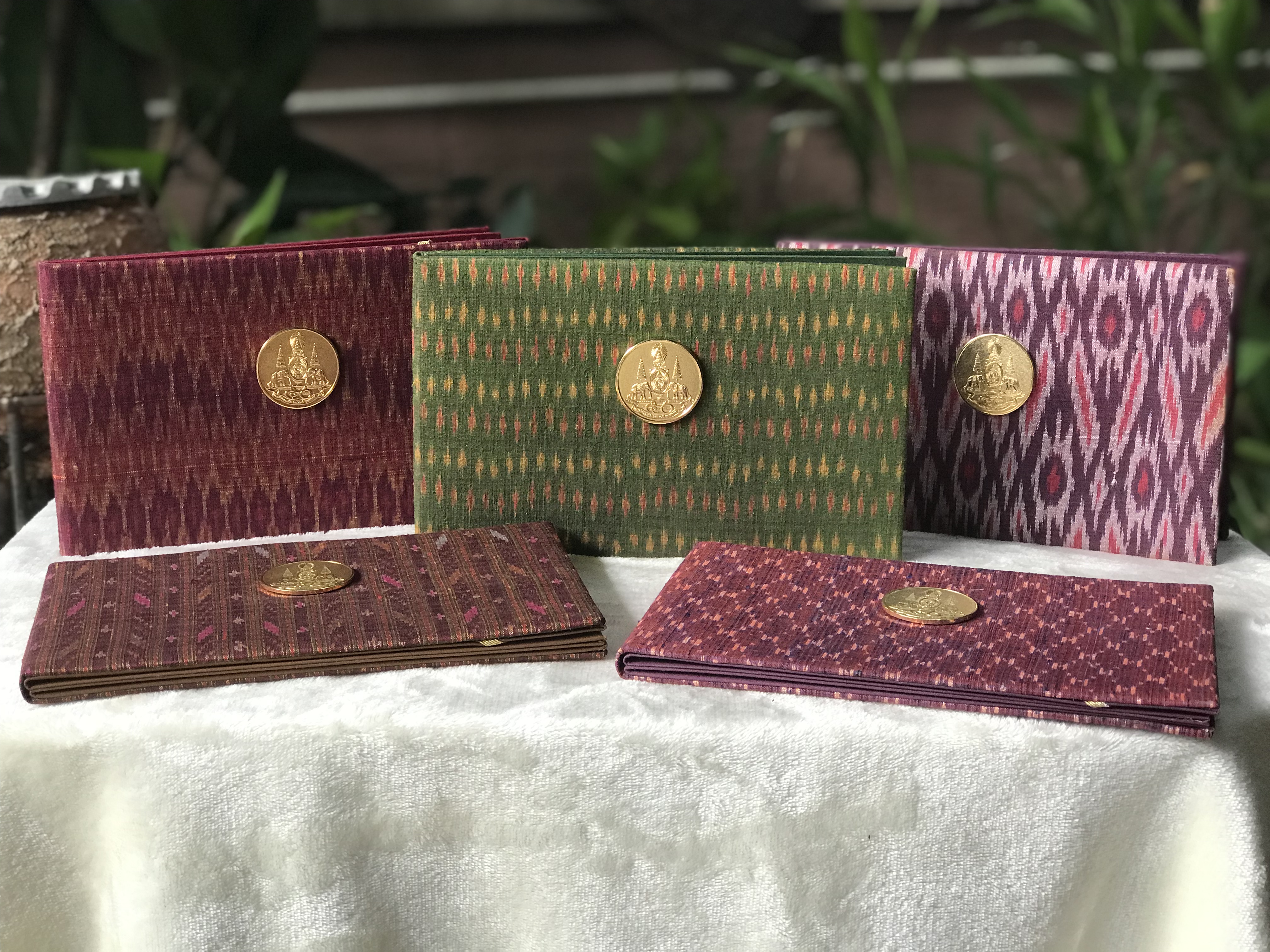 ราคาต่อชิ้น เก็บเก่า Silk Folder ปกผ้าไหมทอลายใส่ธนบัตร ปีกาญจนาภิเษกในหลวง รัชกาลที 9