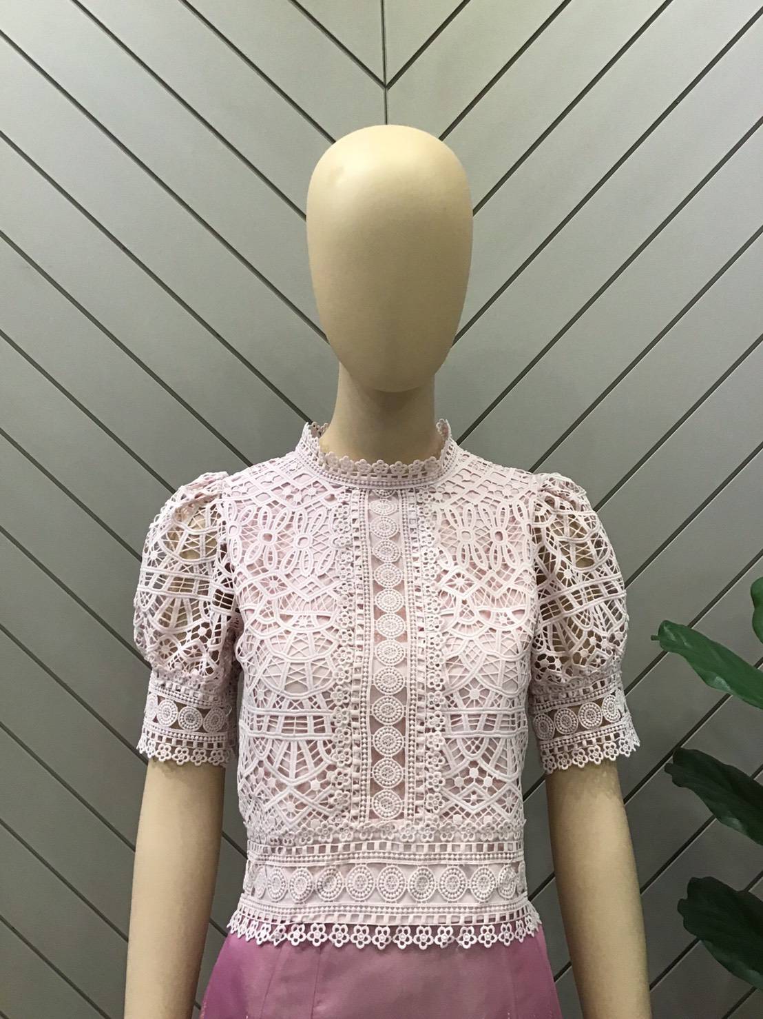 เสื้อลูกไม้ใส่ทำบุญ แขนสั้น CARISA เนื้อลูกไม้ทออย่างดี มีซับในผ้าคอตตอน ซิปหลัง แพทเทิร์นทรงสวยหรู สีชมพู M-L สีเขียว S,M สีขาว S,L,XL
