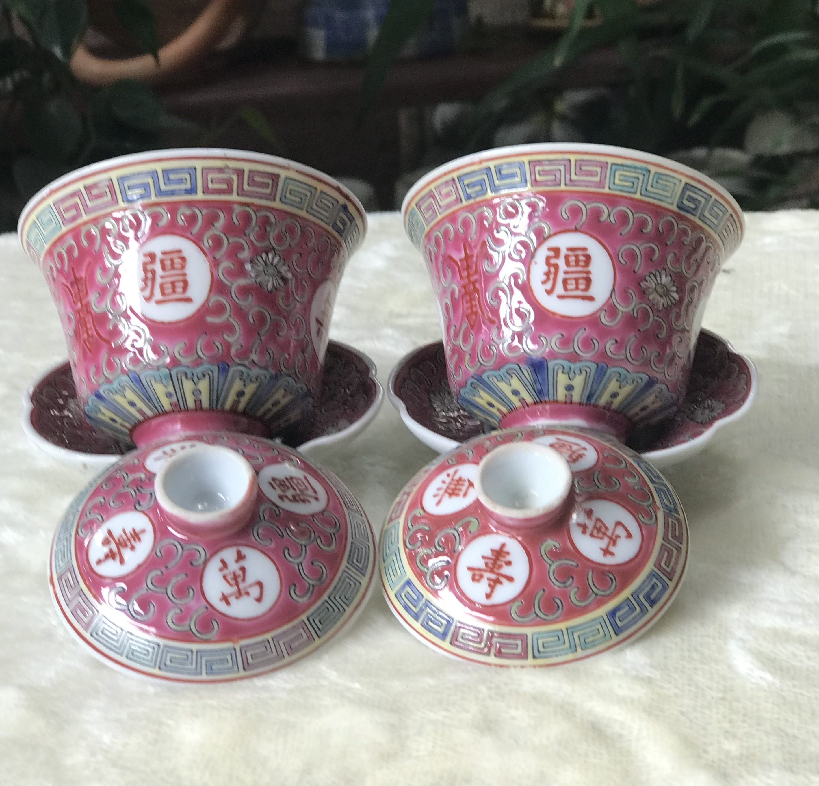 ￼Antique Chinese Benjarong 2 ชุด ถ้วยรินน้ำชาฮ่องเต้ พร้อมฝาปิดและจานรอง เนื้อกระเบื้องกังใส ลายบ่วงสิ่ว ลายนูนสีชมพู