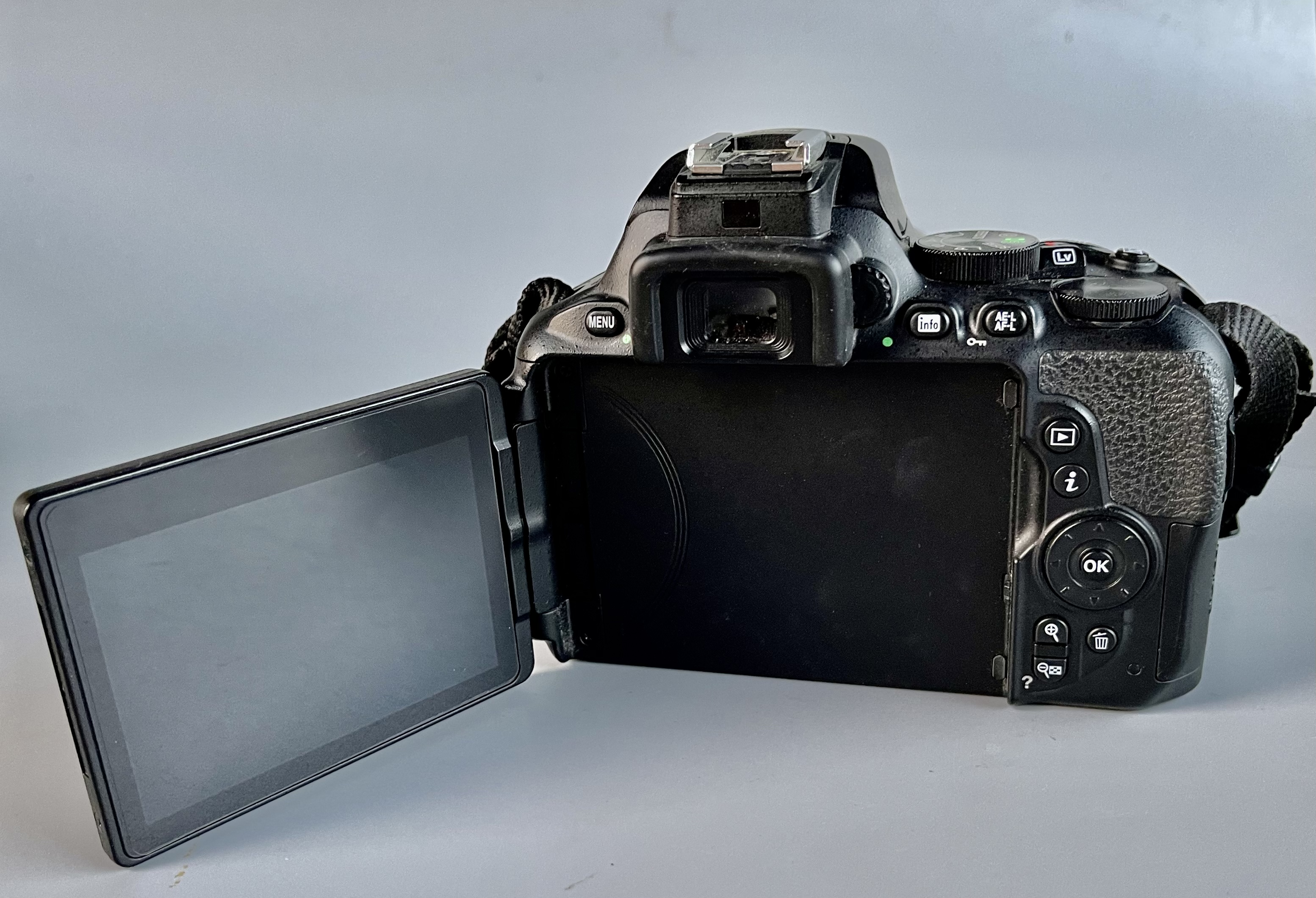 ขาย Nikon D5600 + Lens AF-P DX 18-55mm VR อปกศ. สภาพสวยไหม่ ชัตเตอร์ 13938 เมนูไทย อุปกรณ์ครบกล่อง