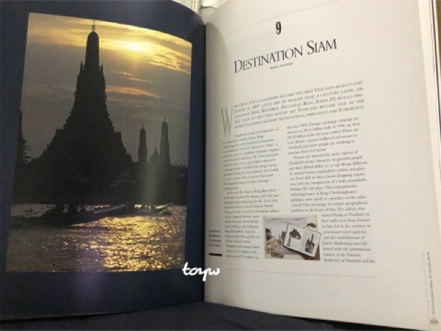 หนังสือThailand: King Bhumibol Adulyadej The Gloden Jubilee 1946-1996 จำนวน 280 หน้า ขนาด 275 x 360 mm น้ำหนัก 2.900 kg / จัดพิมพ์เมื่อปี ค.ศ 1996 /จัดจำหน่ายโดย ASIA BOOKS