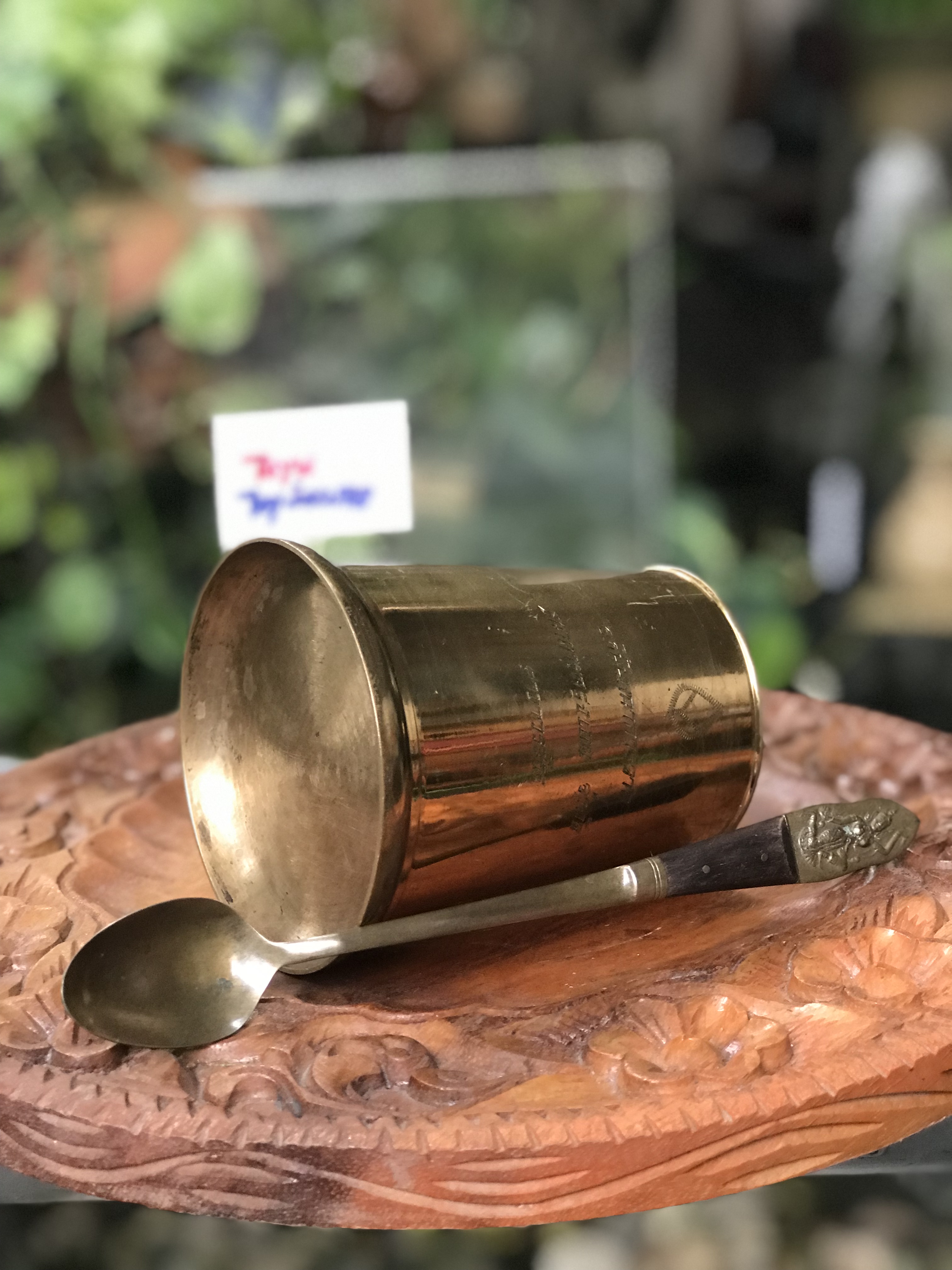 งานทองเหลืองเก่าหนาๆ แก้วน้ำ แก้วมัค แก้วกาแฟ มีหูจับ ด้ามไม้ พร้อมช้อนยาวลายนางฟ้า ด้ามไม้ ที่ระลึกธนาคารกรุงเทพ