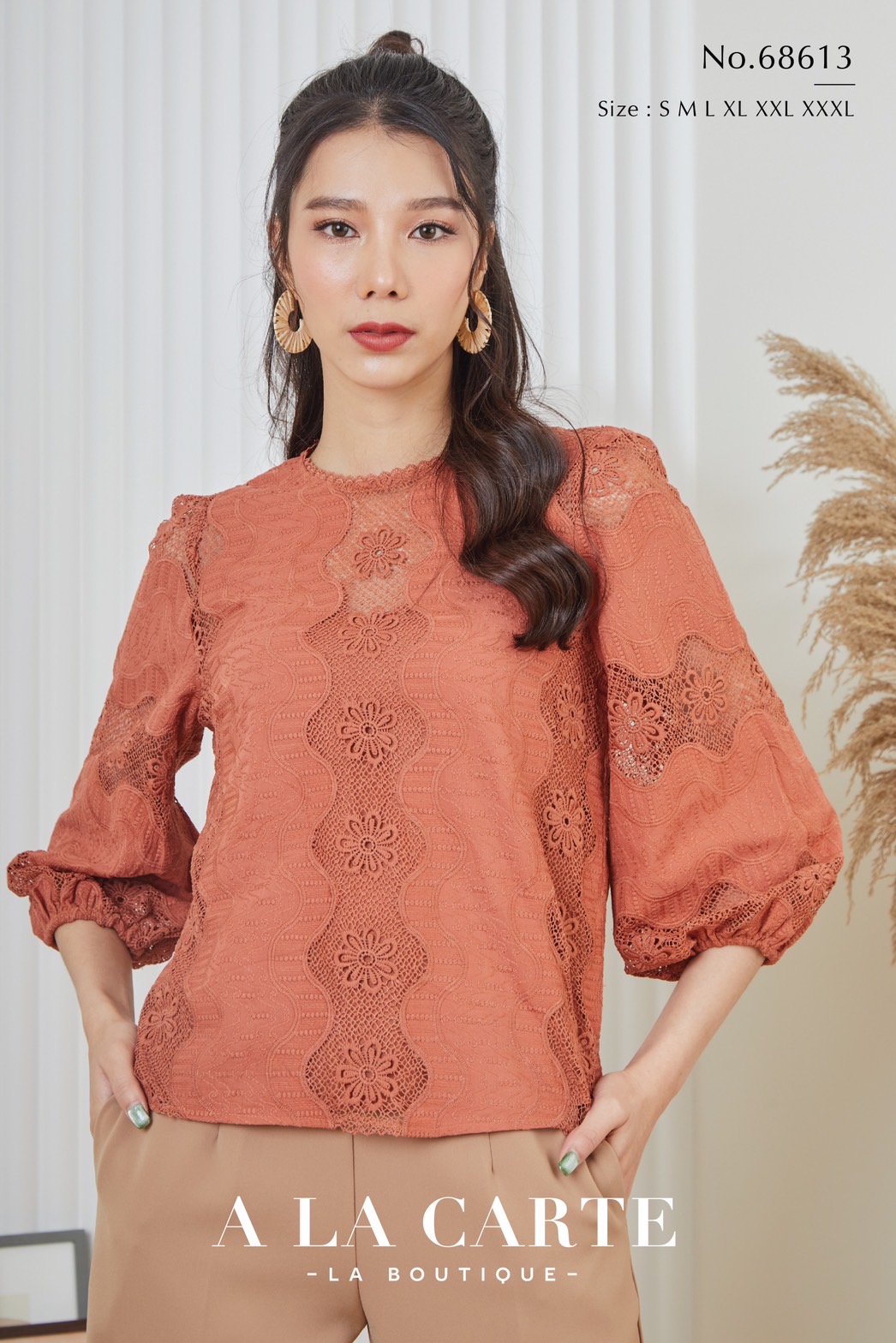 68613 เสื้อ A La Carte คอตตอนปักฉลุขึ้นใหม่ ทอสลับลูกไม้ แขน 3 ส่วน ปลายสม็อก แต่งทริมรอบคอ มีซับในคอตตอน ผ้าเนื้อดีใส่สบาย สีขาว 3XL