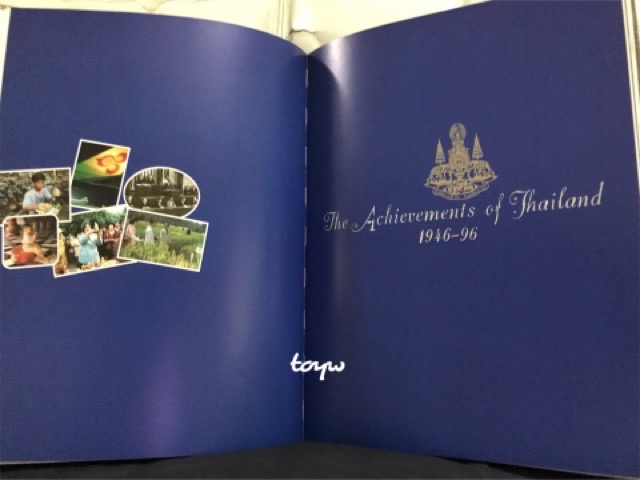 หนังสือThailand: King Bhumibol Adulyadej The Gloden Jubilee 1946-1996 จำนวน 280 หน้า ขนาด 275 x 360 mm น้ำหนัก 2.900 kg / จัดพิมพ์เมื่อปี ค.ศ 1996 /จัดจำหน่ายโดย ASIA BOOKS