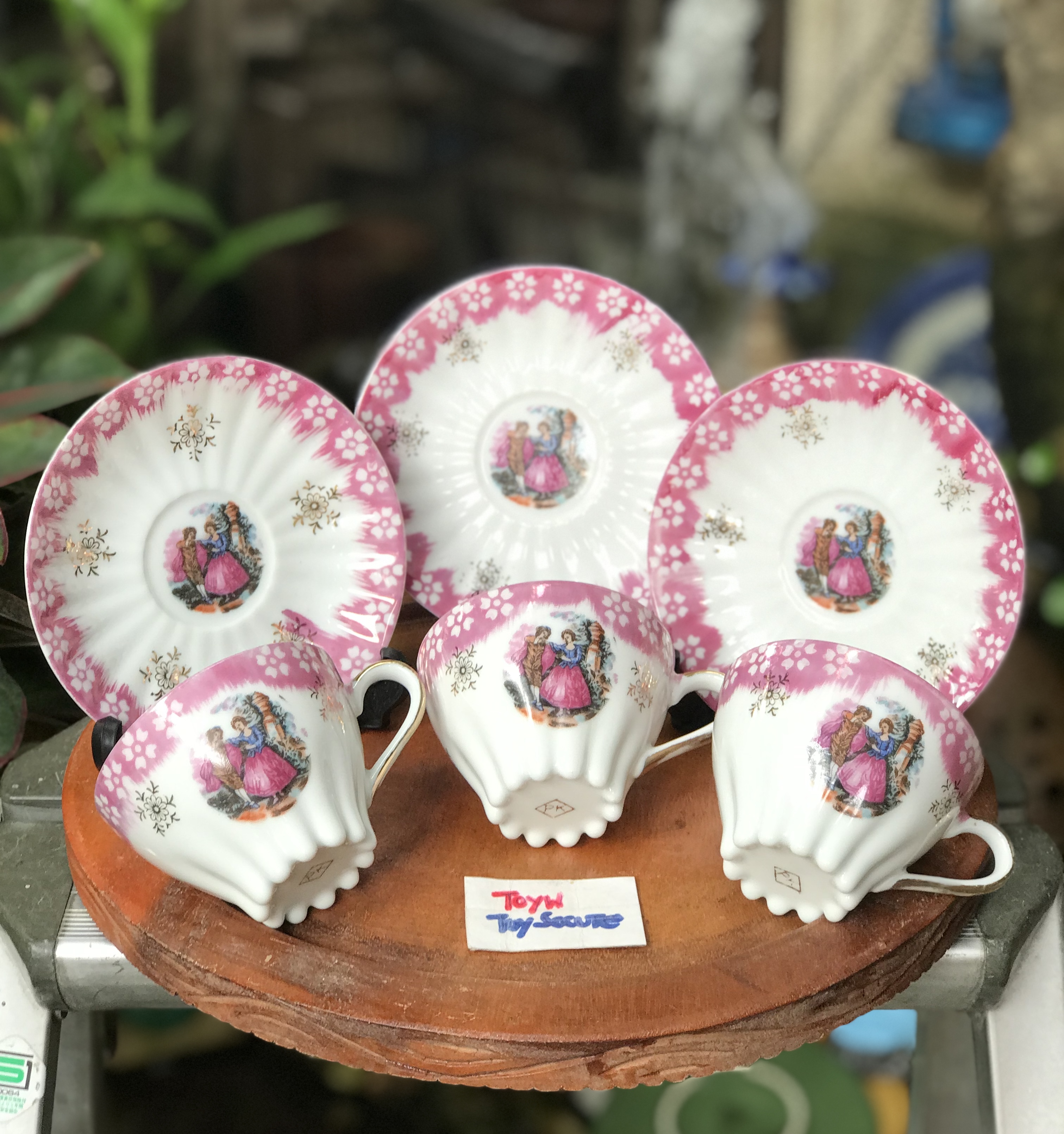 3 ชุดชุดถ้วยกาแฟพร้อมจานรองลายหนุ่มสาว จานรองมีสะกิดขอบนิดๆ 1 ใบ La Reine Limoges with Fragonard Couple Scene