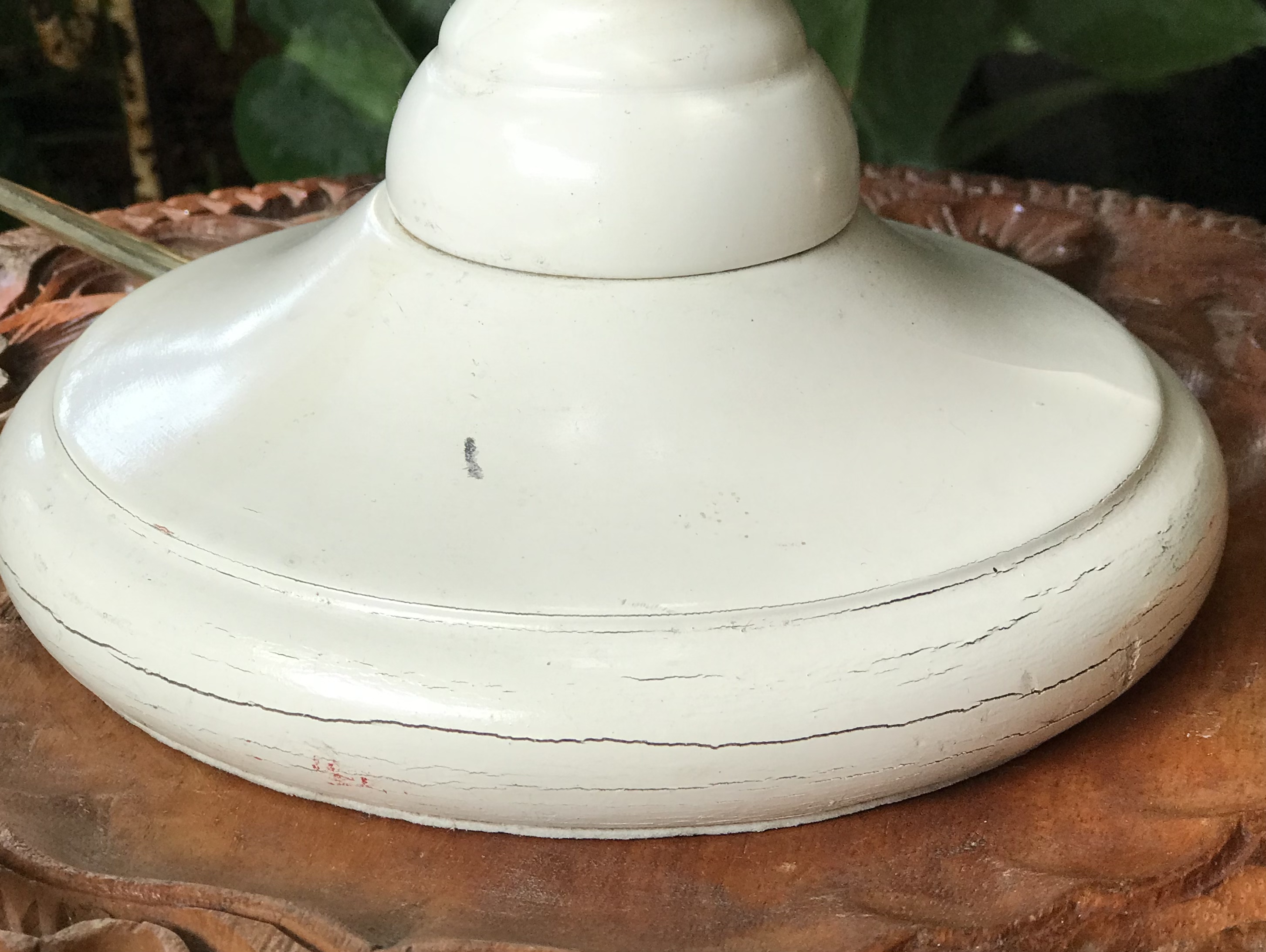 โคมไฟตั้งโต๊ะ โคมไฟข้างเตียง โคมไฟหัวเตียง ใช้งานได้ปกติ โป๊ะโคมคลุมด้วยผ้าสีขาวลายดอกประดับลูกไม้หวานๆ ฐานโคมเป็นไม้ สำหรับตกแต่งบ้าน ร้านอาหาร ร้านกาแฟ ขนาดกว้าง 13 นิ้ว สูง(รวมโป๊ะ) 24 นิ้ว