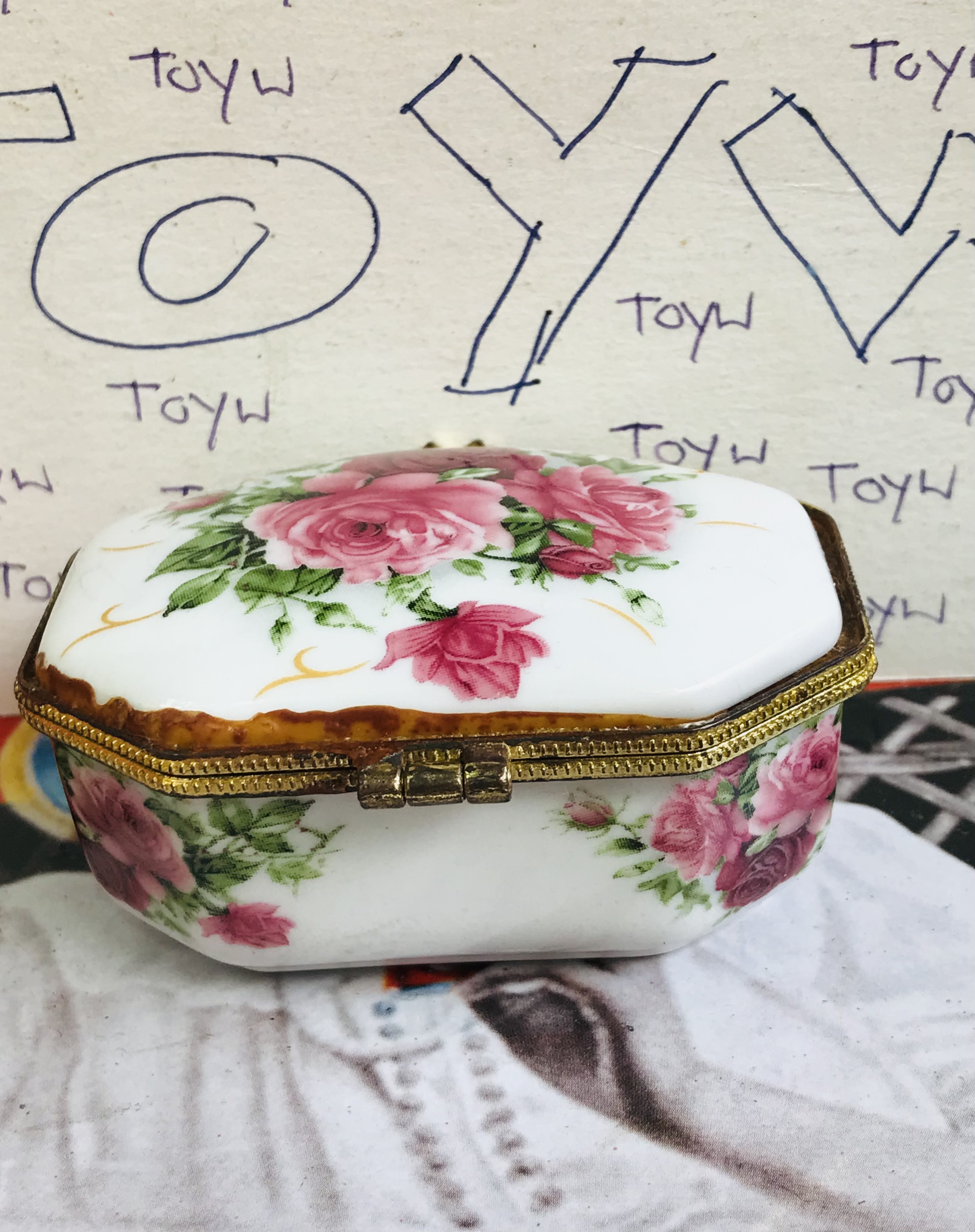 เริ่มต้น 120 บาท เก็บเก่า งานวินเทจตลับเซรามิค คละแบบคละลายคละขนาด ใส่ของใส่ยา ใ่ส่เครื่องประดับชิ้นเล็กๆ และของรักษ์อื่นๆ