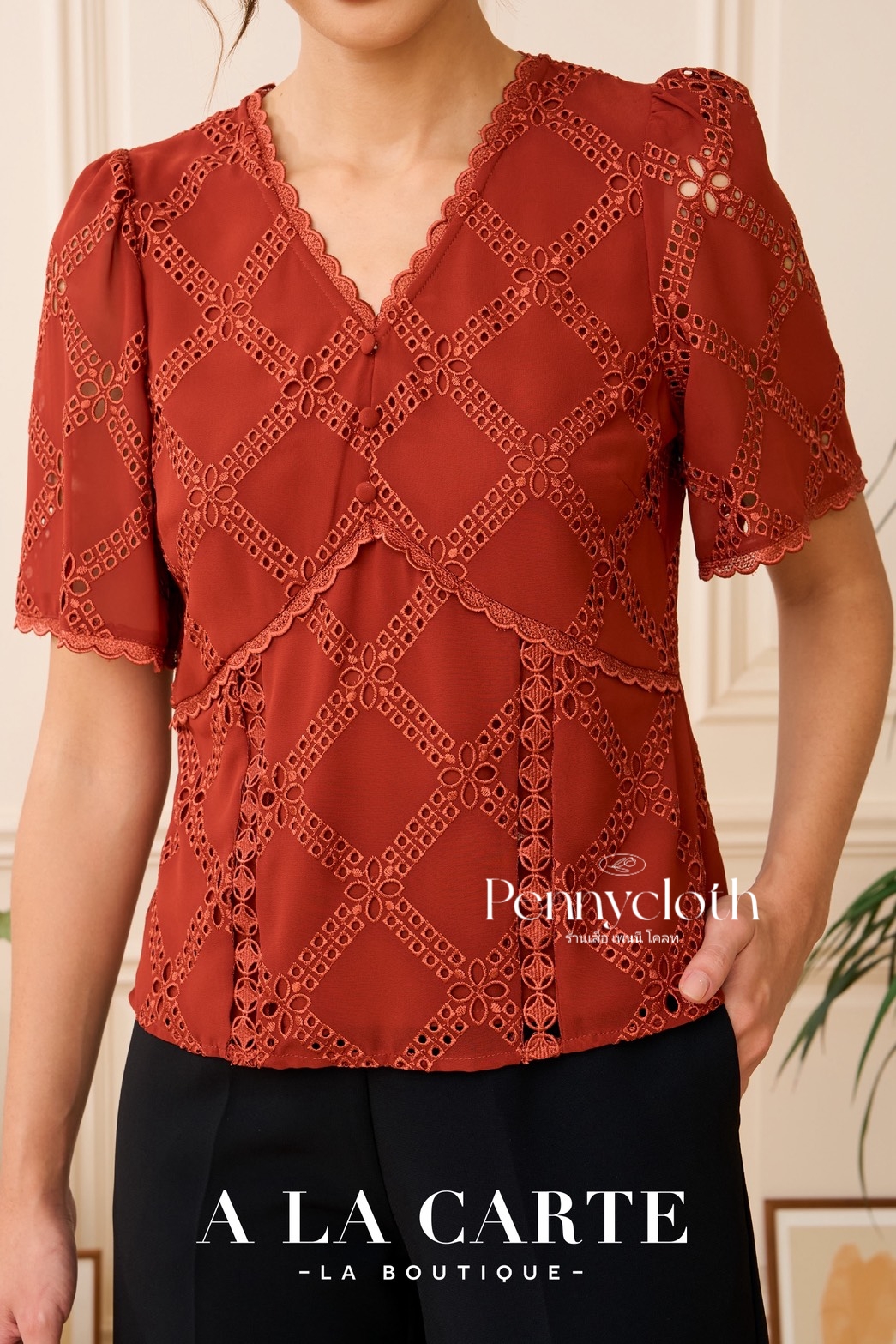 A La Carte รหัส 69834 เสื้อลูกไม้ชีฟอง งานปัก คอวี แขนสั้นแฟร์ สีดำ สีขาว สีโอวัลติน สีส้ม ( ขนาดเอวน้อยกว่าอก 2")